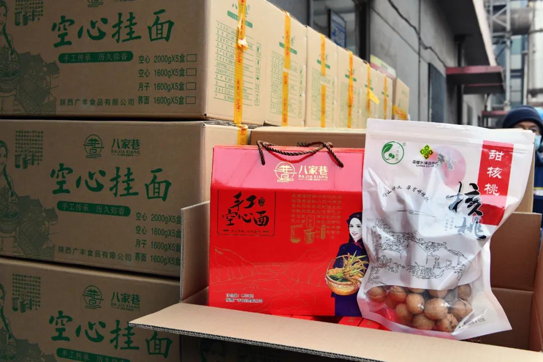 玉兔迎春 福利來(lái)襲 ——龍鋼公司為干部職工發(fā)放新春大禮包 玉兔迎春 福利來(lái)襲 ——龍鋼公司為干部職工發(fā)放新春大禮包