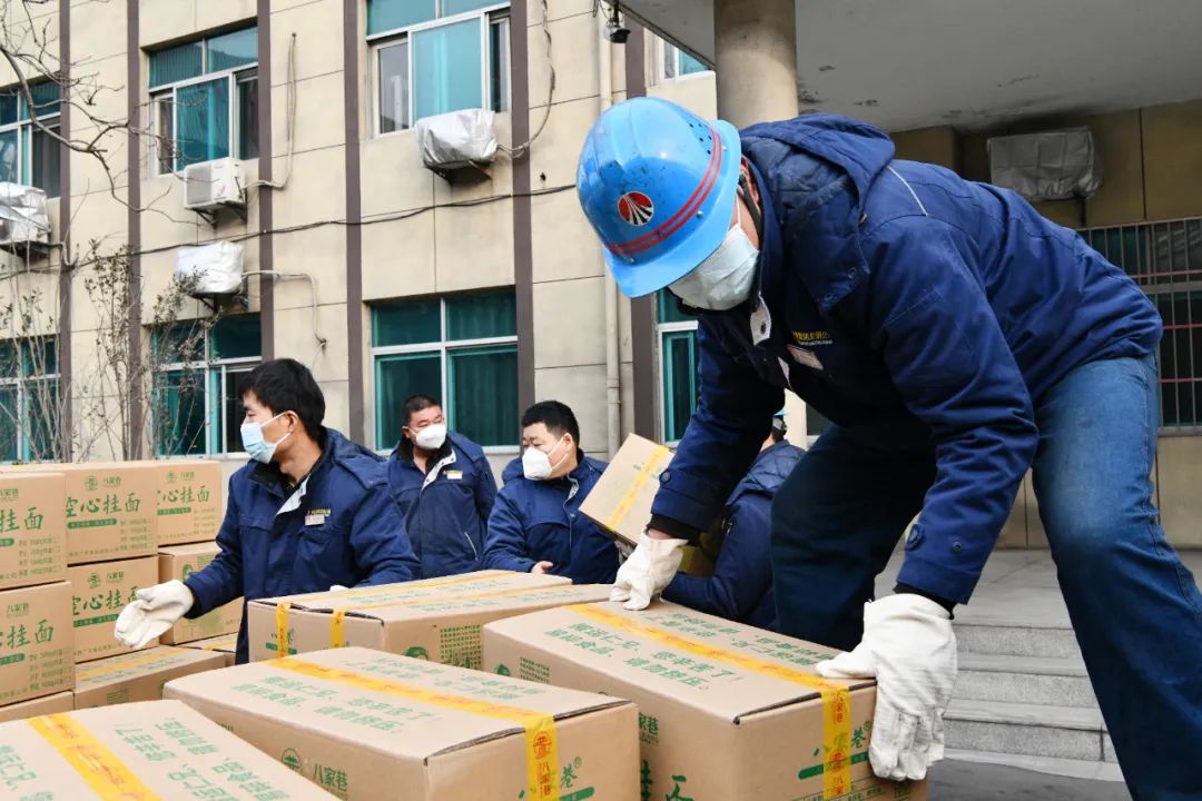 玉兔迎春 福利來(lái)襲 ——龍鋼公司為干部職工發(fā)放新春大禮包 玉兔迎春 福利來(lái)襲 ——龍鋼公司為干部職工發(fā)放新春大禮包