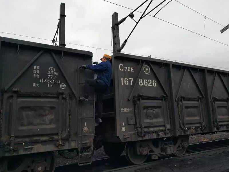 致敬!春節堅守崗位的每一個“你” 致敬!春節堅守崗位的每一個“你”