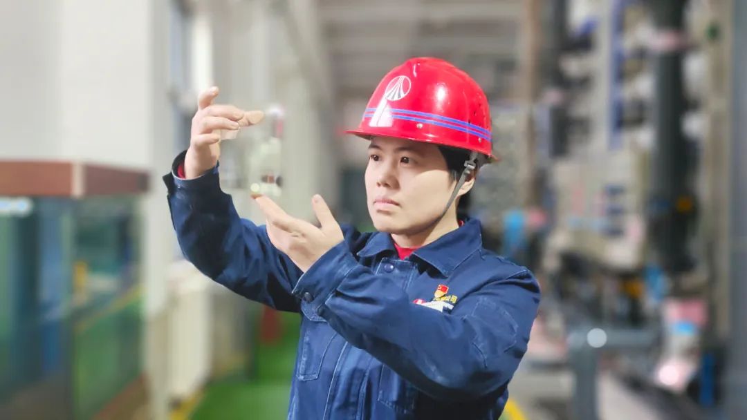 匠心守護碧水藍天 奮斗彰顯巾幗風采 ——記陜煤集團第三屆“十大杰出巾幗標兵”劉婷 匠心守護碧水藍天 奮斗彰顯巾幗風采 ——記陜煤集團第三屆“十大杰出巾幗標兵”劉婷