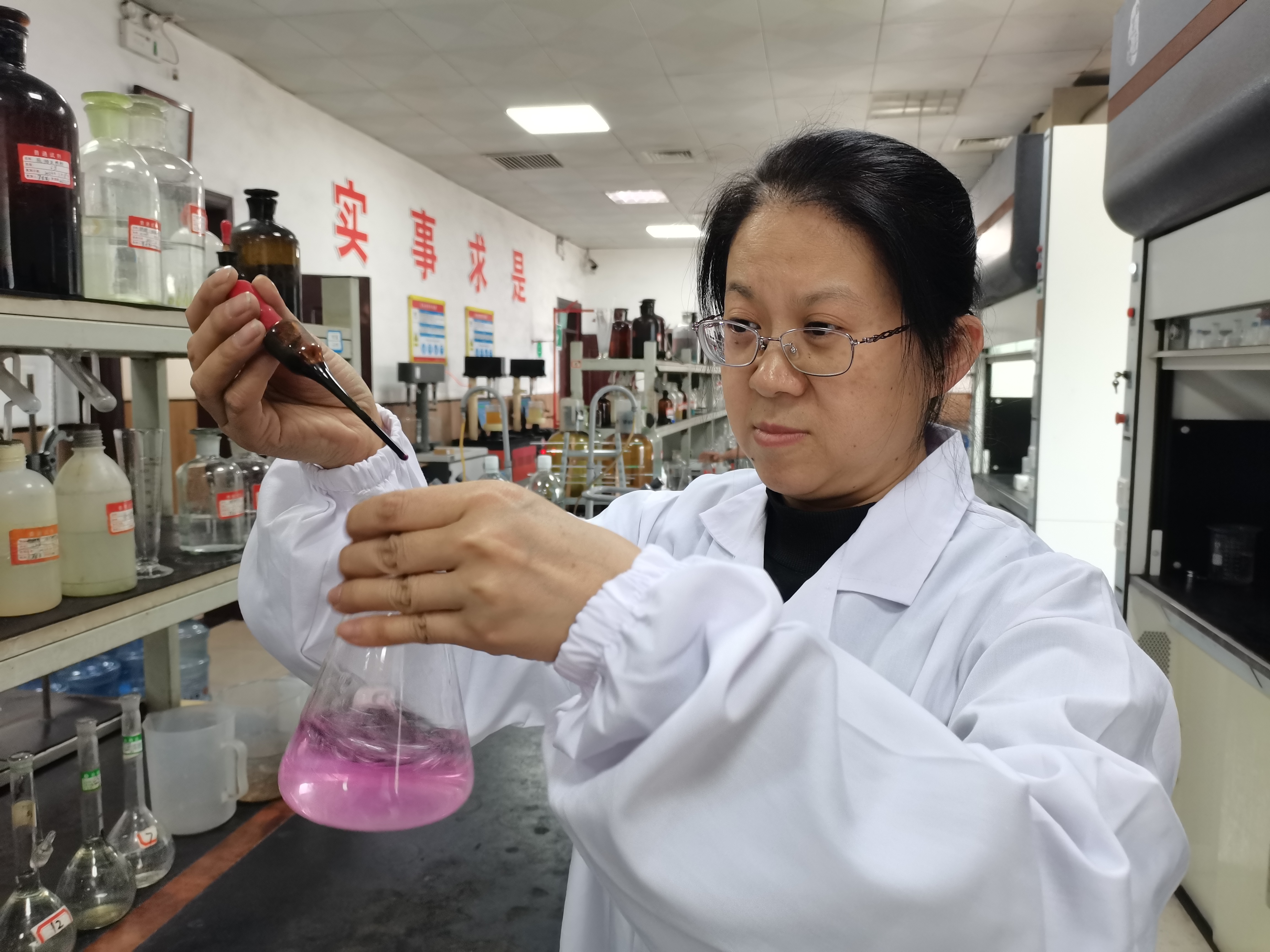 質檢戰線上那抹“巾幗紅” ——記陜煤集團第七屆“巾幗能手”莫會莉 質檢戰線上那抹“巾幗紅” ——記陜煤集團第七屆“巾幗能手”莫會莉