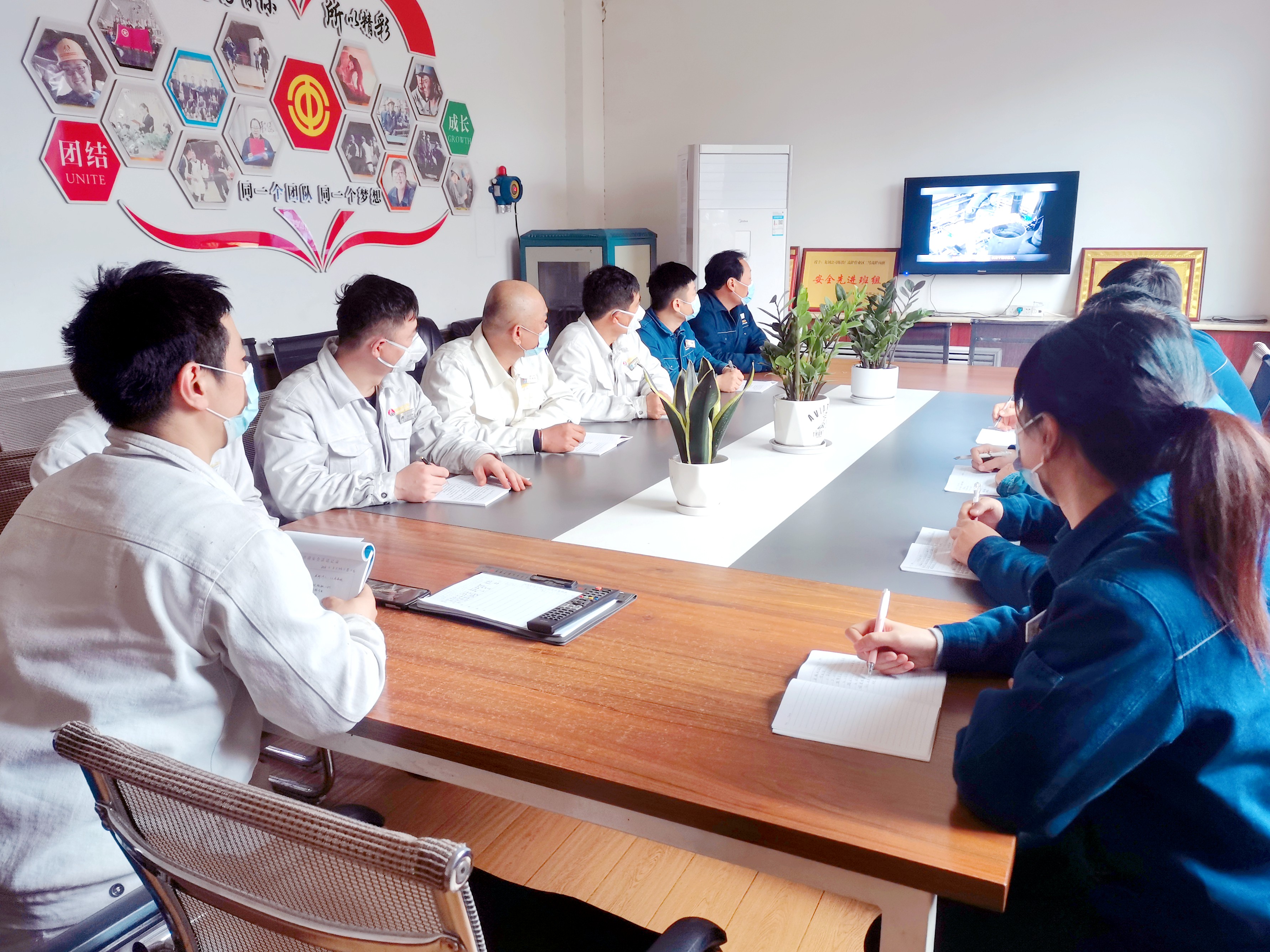 探索創(chuàng)新管理 打造卓越團隊 ——龍鋼公司煉鐵廠“六型”班組創(chuàng)建工作小記 探索創(chuàng)新管理 打造卓越團隊 ——龍鋼公司煉鐵廠“六型”班組創(chuàng)建工作小記