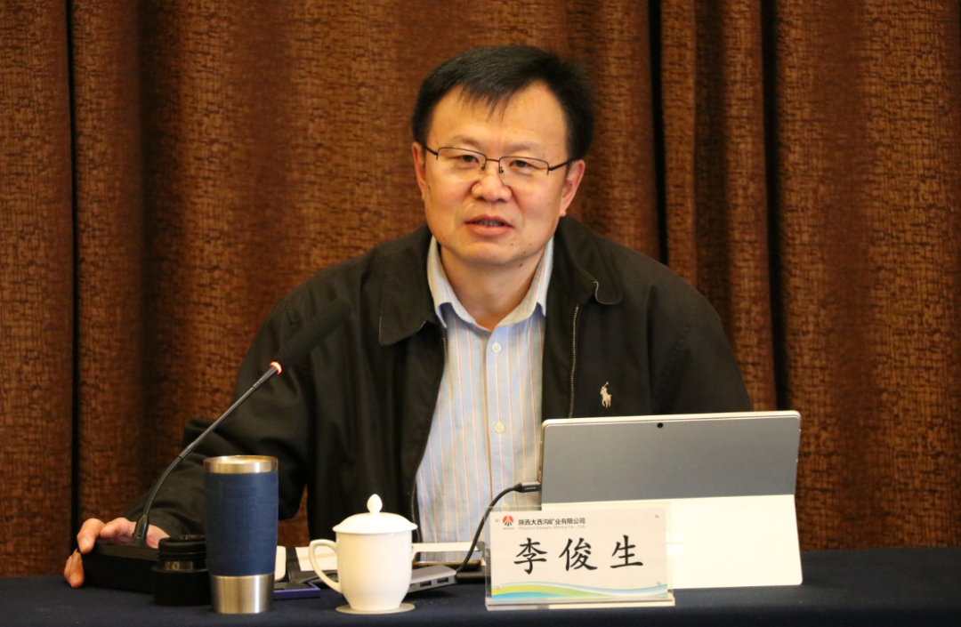 楊海峰與調研陜鋼集團大西溝礦業公司的中國地質調查局、北京上唐集團等單位專家團隊座談 楊海峰與調研陜鋼集團大西溝礦業公司的中國地質調查局、北京上唐集團等單位專家團隊座談