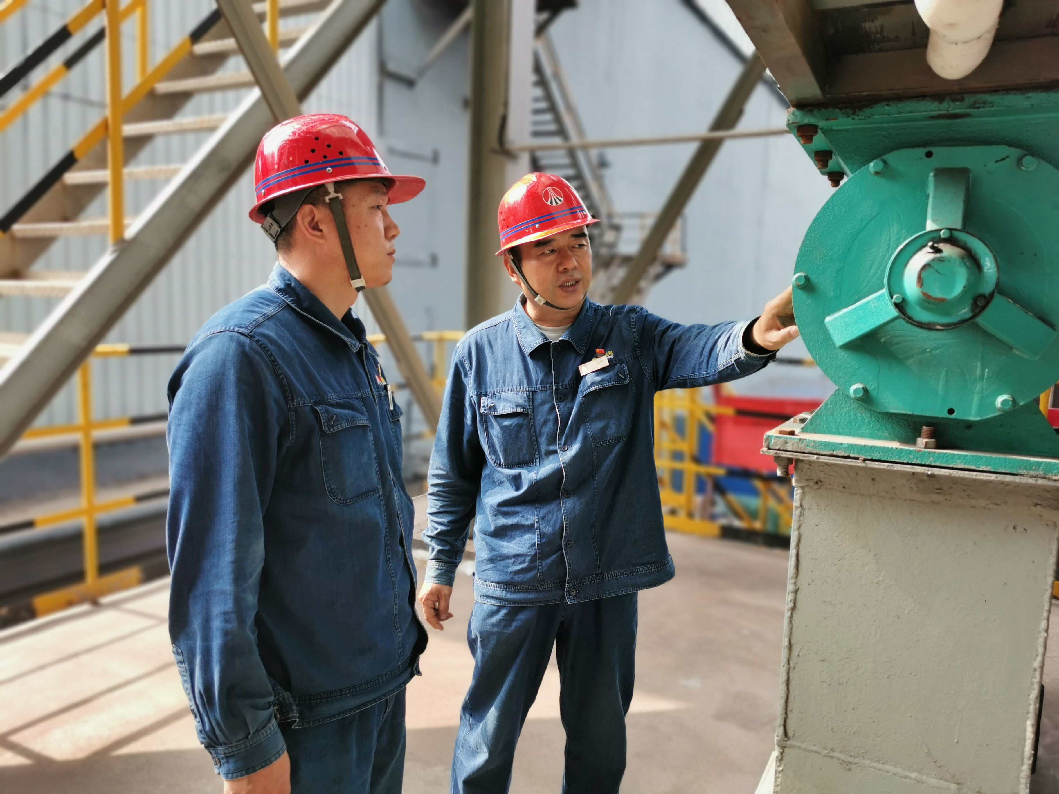 在毫厘間雕刻鋼鐵夢想 ——記全國鋼鐵行業技術能手趙忠峰 在毫厘間雕刻鋼鐵夢想 ——記全國鋼鐵行業技術能手趙忠峰