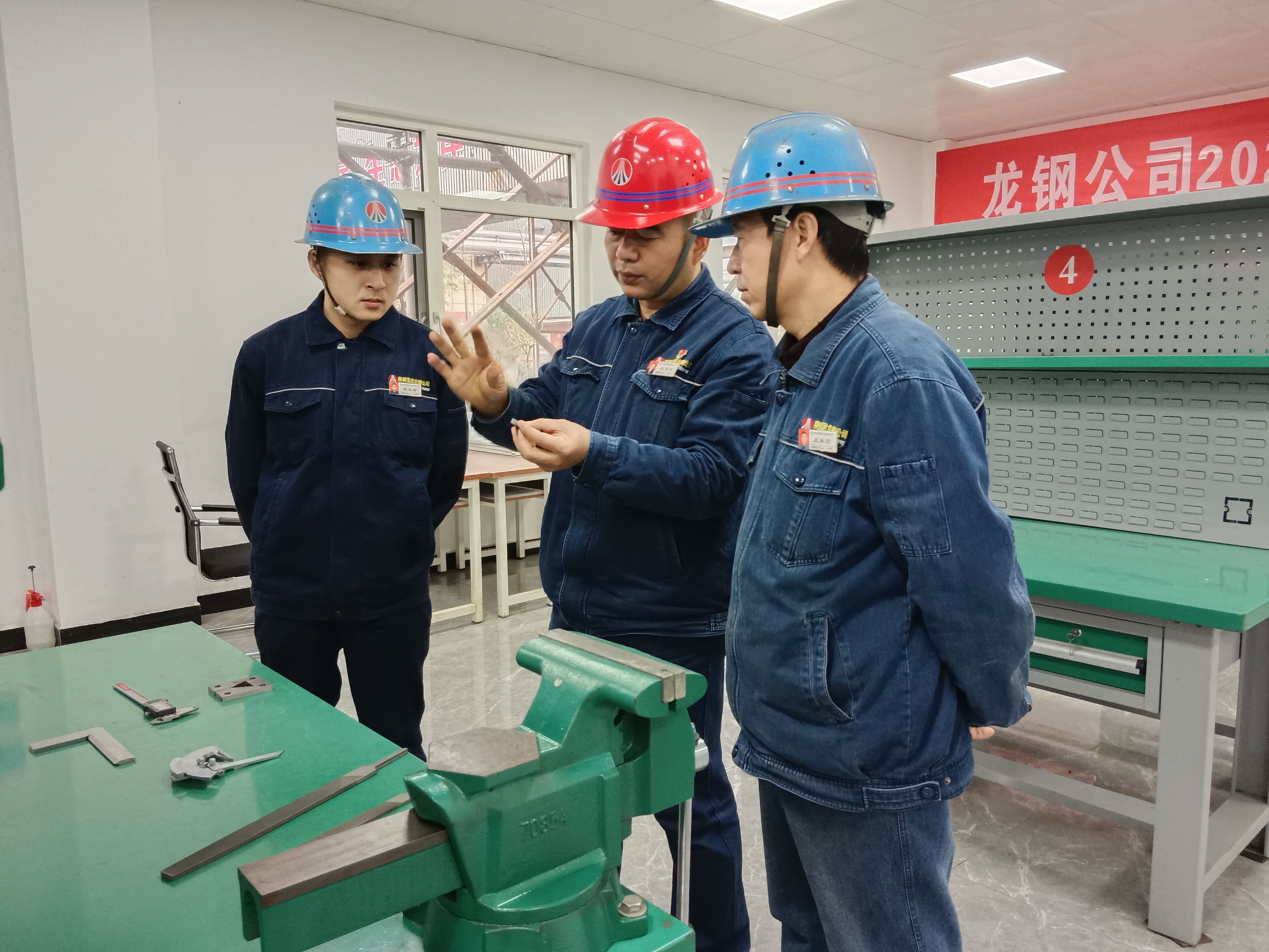 在毫厘間雕刻鋼鐵夢想 ——記全國鋼鐵行業技術能手趙忠峰 在毫厘間雕刻鋼鐵夢想 ——記全國鋼鐵行業技術能手趙忠峰