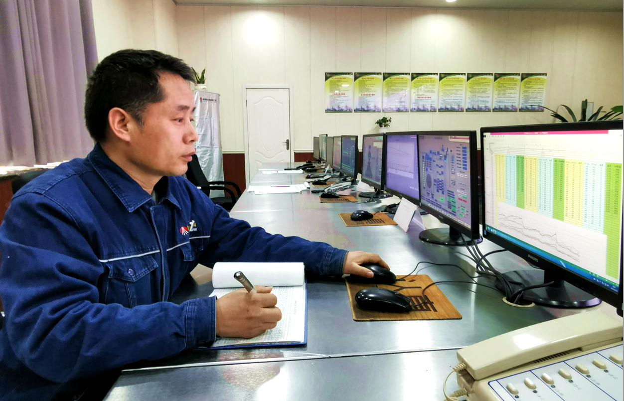 逐夢鋼鐵寫風流 赤子匠心鑄鐵魂 逐夢鋼鐵寫風流 赤子匠心鑄鐵魂