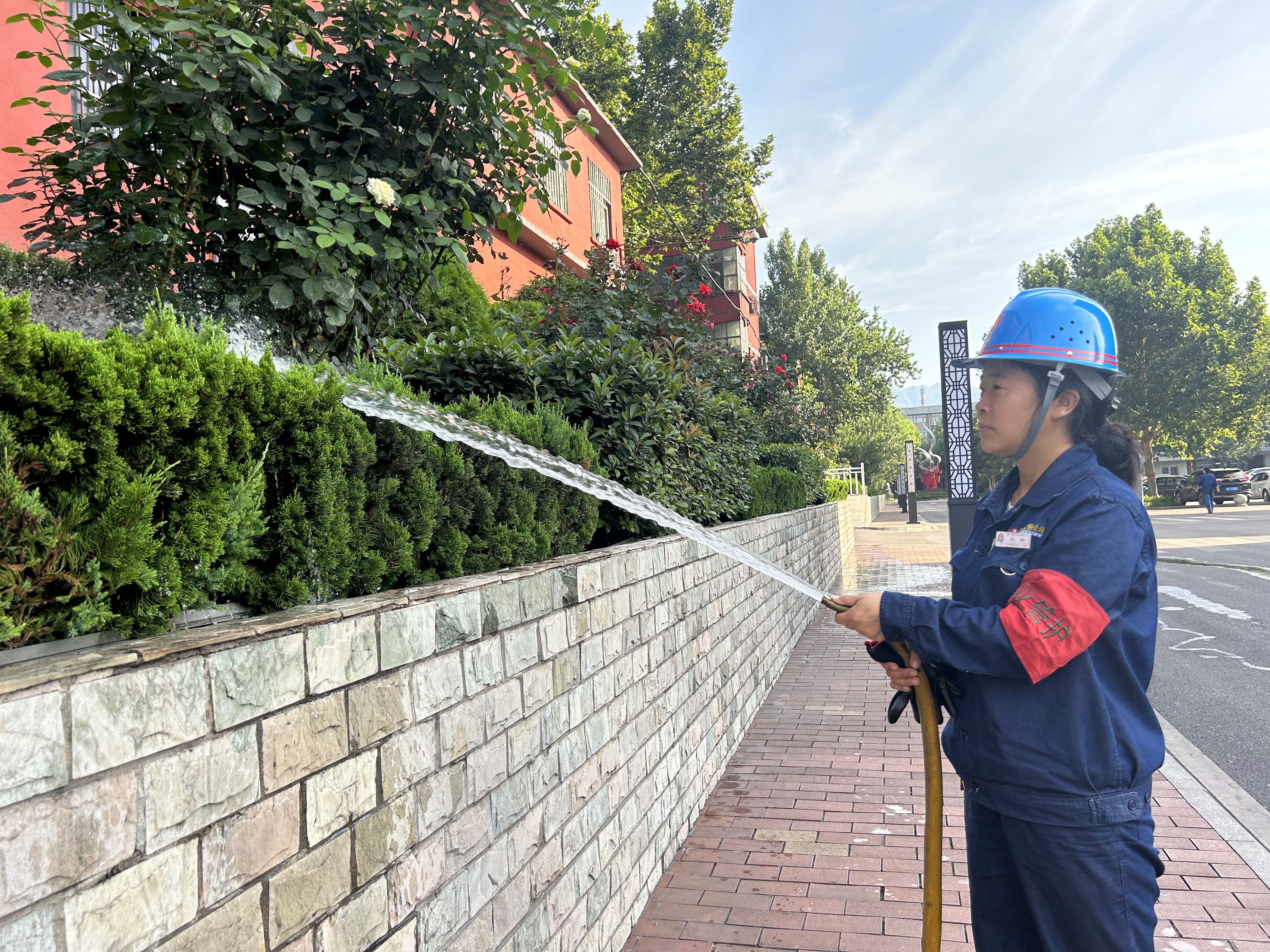 “炎”值擔(dān)當(dāng) 他們“汗”衛(wèi)這片綠 “炎”值擔(dān)當(dāng) 他們“汗”衛(wèi)這片綠