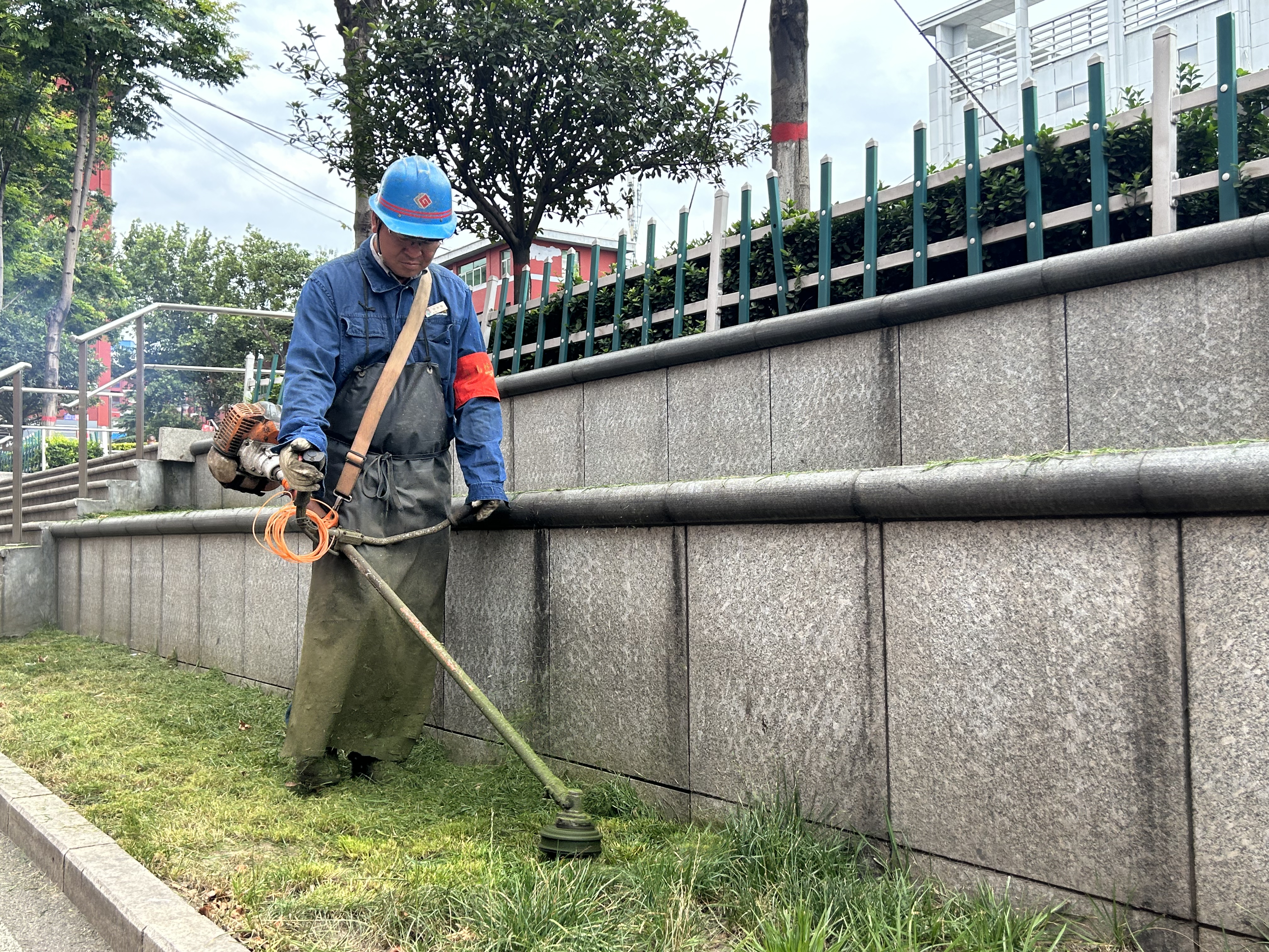 “炎”值擔(dān)當(dāng) 他們“汗”衛(wèi)這片綠 “炎”值擔(dān)當(dāng) 他們“汗”衛(wèi)這片綠