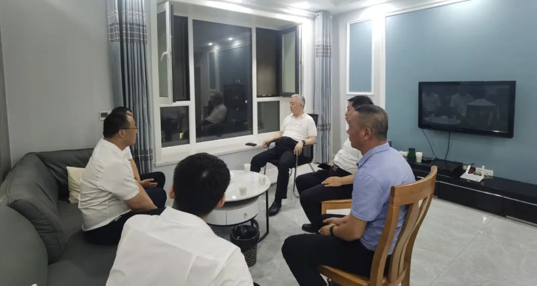 楊海峰赴延安區(qū)域調(diào)研并慰問(wèn)一線駐點(diǎn)銷(xiāo)售人員 楊海峰赴延安區(qū)域調(diào)研并慰問(wèn)一線駐點(diǎn)銷(xiāo)售人員