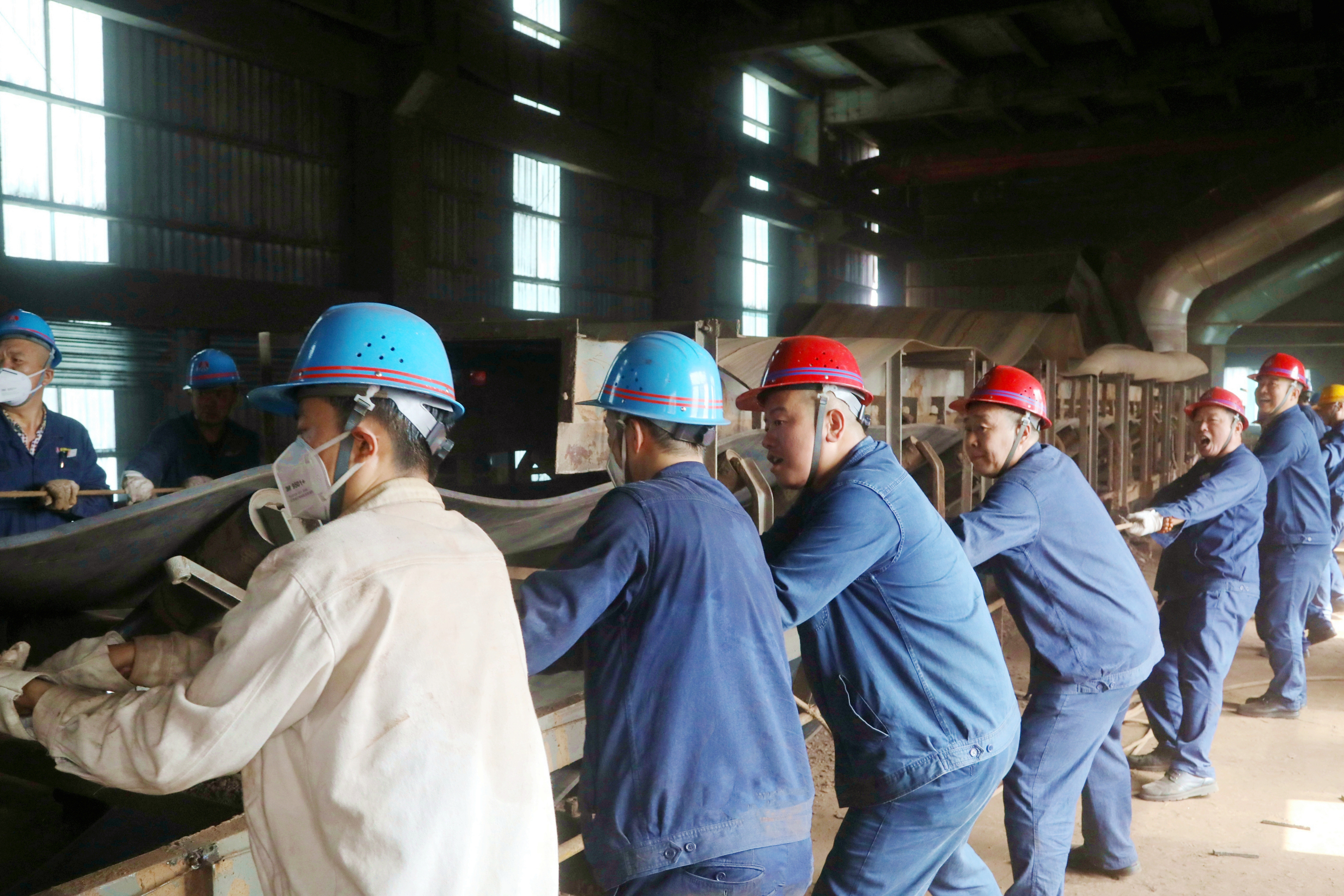 主題教育氛圍濃 檢修一線顯擔(dān)當(dāng) 主題教育氛圍濃 檢修一線顯擔(dān)當(dāng)