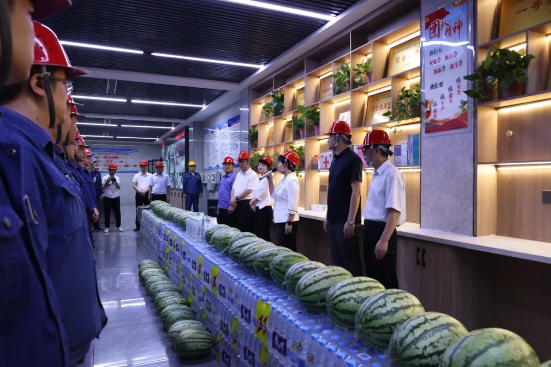 陜西省機械冶金建材工會主席譚小榮一行到漢鋼公司為一線干部職工“送清涼”并調研 陜西省機械冶金建材工會主席譚小榮一行到漢鋼公司為一線干部職工“送清涼”并調研