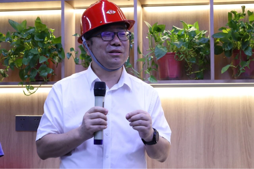 陜西省機械冶金建材工會主席譚小榮一行到漢鋼公司為一線干部職工“送清涼”并調研 陜西省機械冶金建材工會主席譚小榮一行到漢鋼公司為一線干部職工“送清涼”并調研