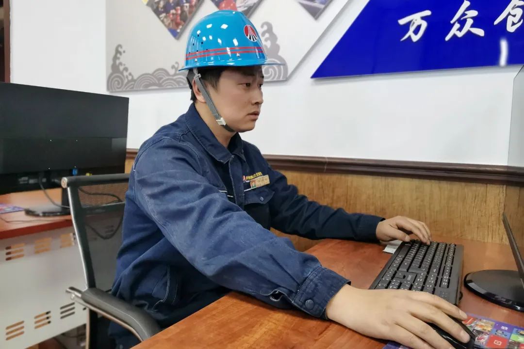 一片執(zhí)著“丹”心 勇攀技術(shù)高“峰”——記第九屆“陜鋼杯”職業(yè)技能競(jìng)賽維修電工“技術(shù)能手”許丹峰 一片執(zhí)著“丹”心 勇攀技術(shù)高“峰”——記第九屆“陜鋼杯”職業(yè)技能競(jìng)賽維修電工“技術(shù)能手”許丹峰