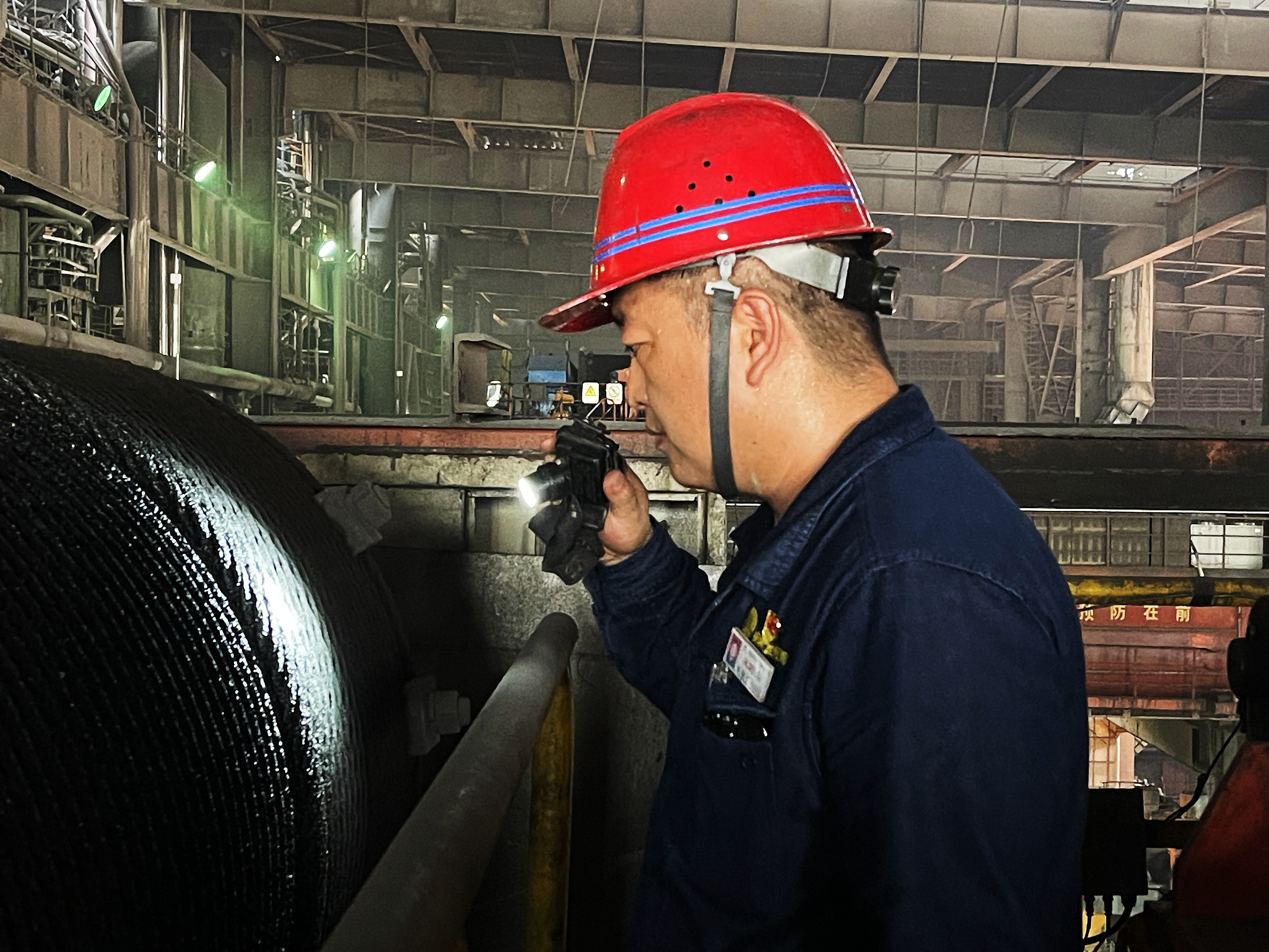 迎戰“烤”驗 “汗”衛鋼城 迎戰“烤”驗 “汗”衛鋼城