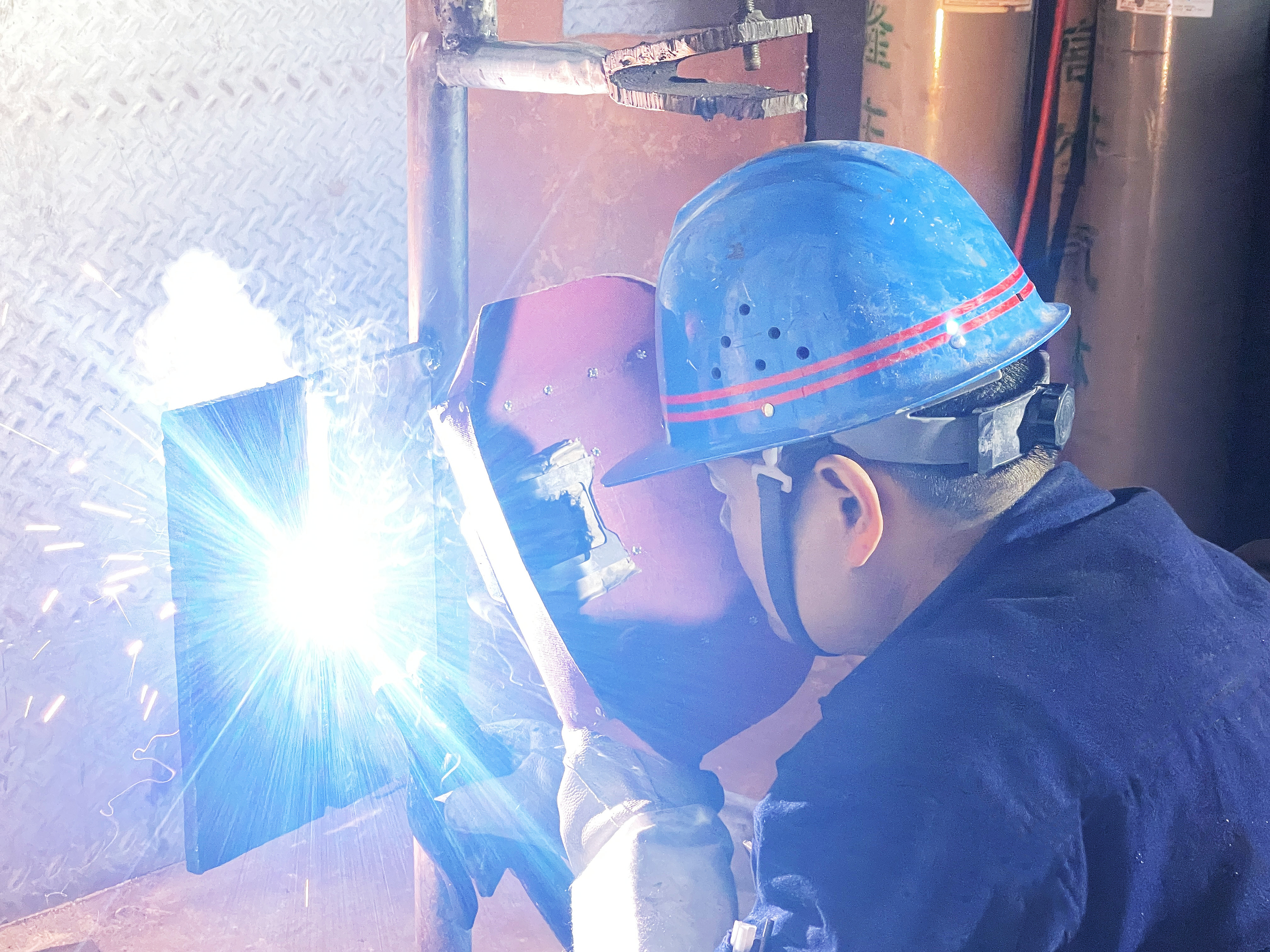 迎戰“烤”驗 “汗”衛鋼城 迎戰“烤”驗 “汗”衛鋼城