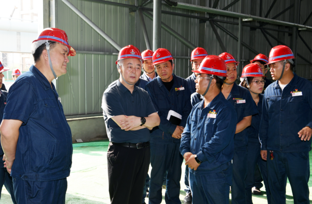 楊海峰深入龍鋼生產一線鼓勵全體干部職工 堅定信心 直面挑戰 爭取各項指標上臺階 楊海峰深入龍鋼生產一線鼓勵全體干部職工 堅定信心 直面挑戰 爭取各項指標上臺階