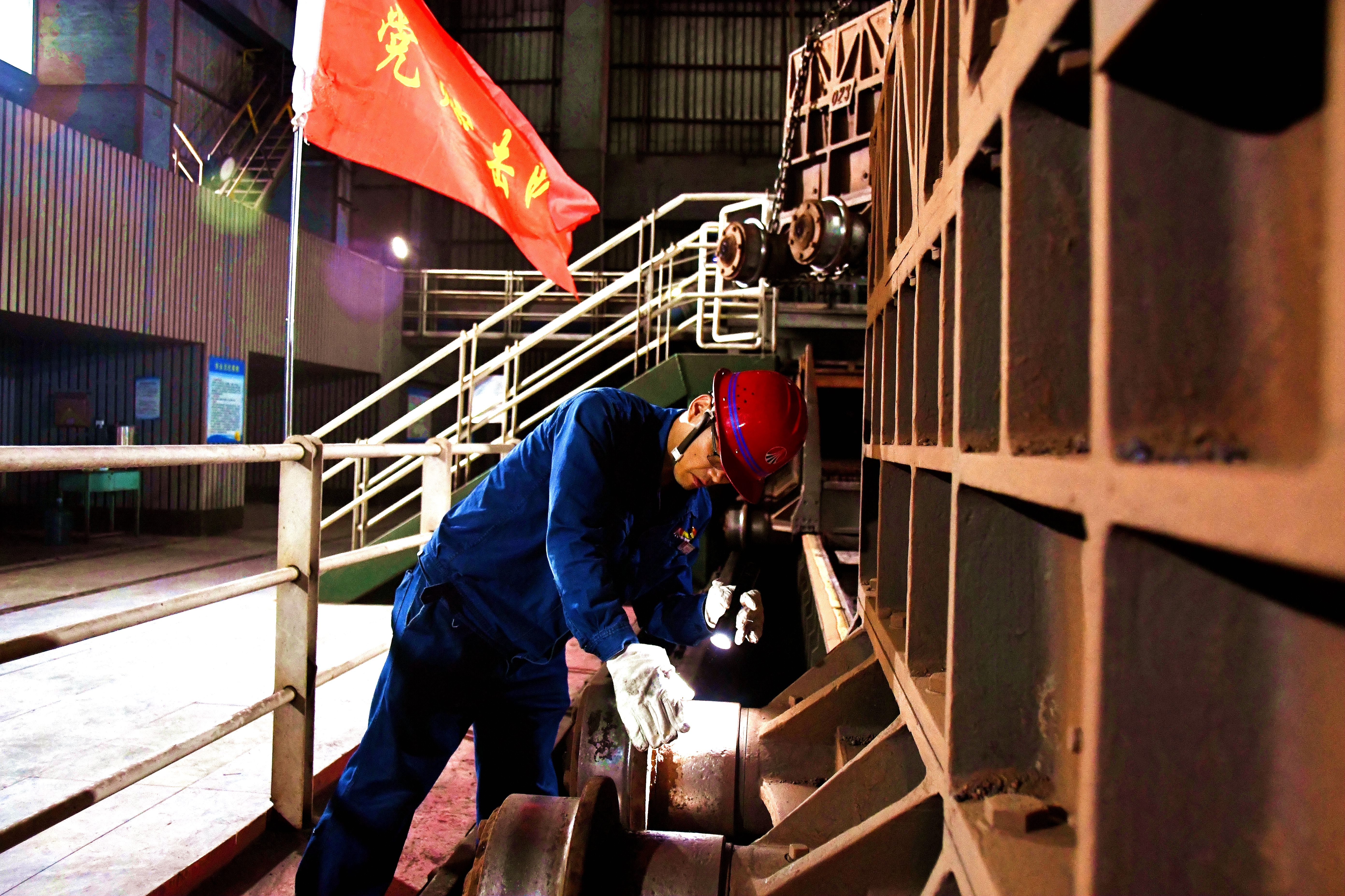 秋意漸濃戰鼓擂 決戰秋檢顯擔當 ——龍鋼公司煉鐵廠265㎡燒結機檢修工作側記 秋意漸濃戰鼓擂 決戰秋檢顯擔當 ——龍鋼公司煉鐵廠265㎡燒結機檢修工作側記