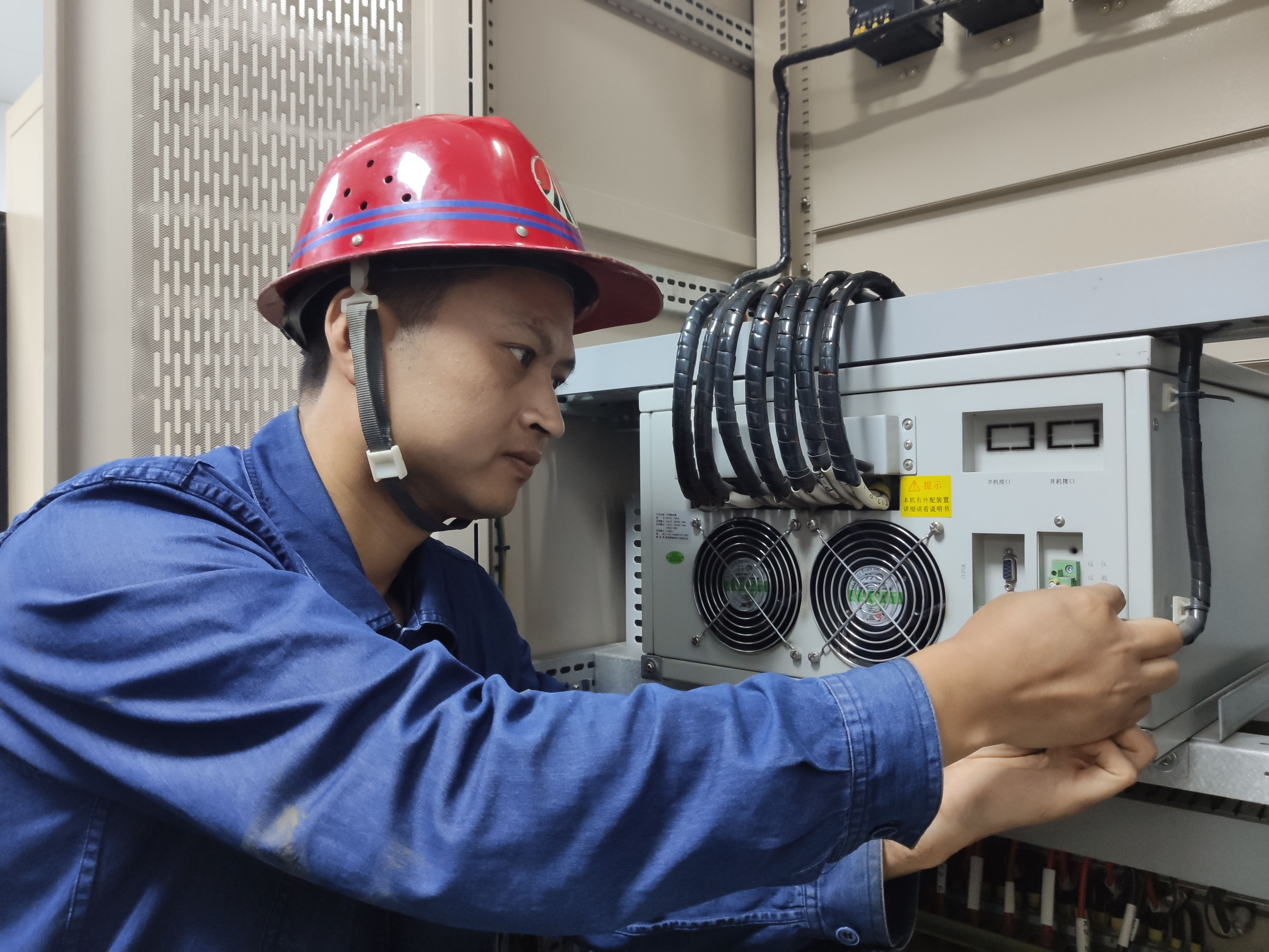 用實干演繹精彩 以拼搏成就不凡 ——記第五屆陜西冶金青年科技獎獲得者李輝 用實干演繹精彩 以拼搏成就不凡 ——記第五屆陜西冶金青年科技獎獲得者李輝