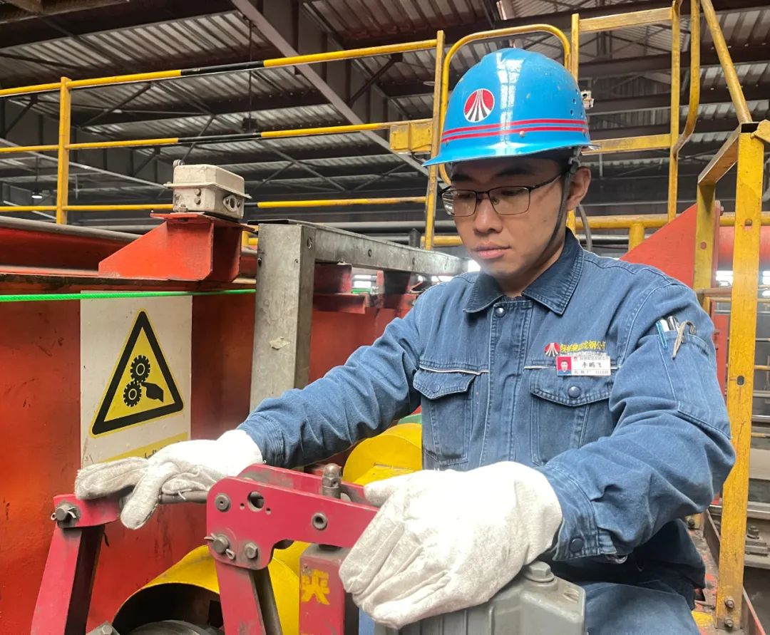 要追就追這樣的星 ——記陜西省機(jī)械冶金建材系統(tǒng)“明星職工”李鵬飛 要追就追這樣的星 ——記陜西省機(jī)械冶金建材系統(tǒng)“明星職工”李鵬飛