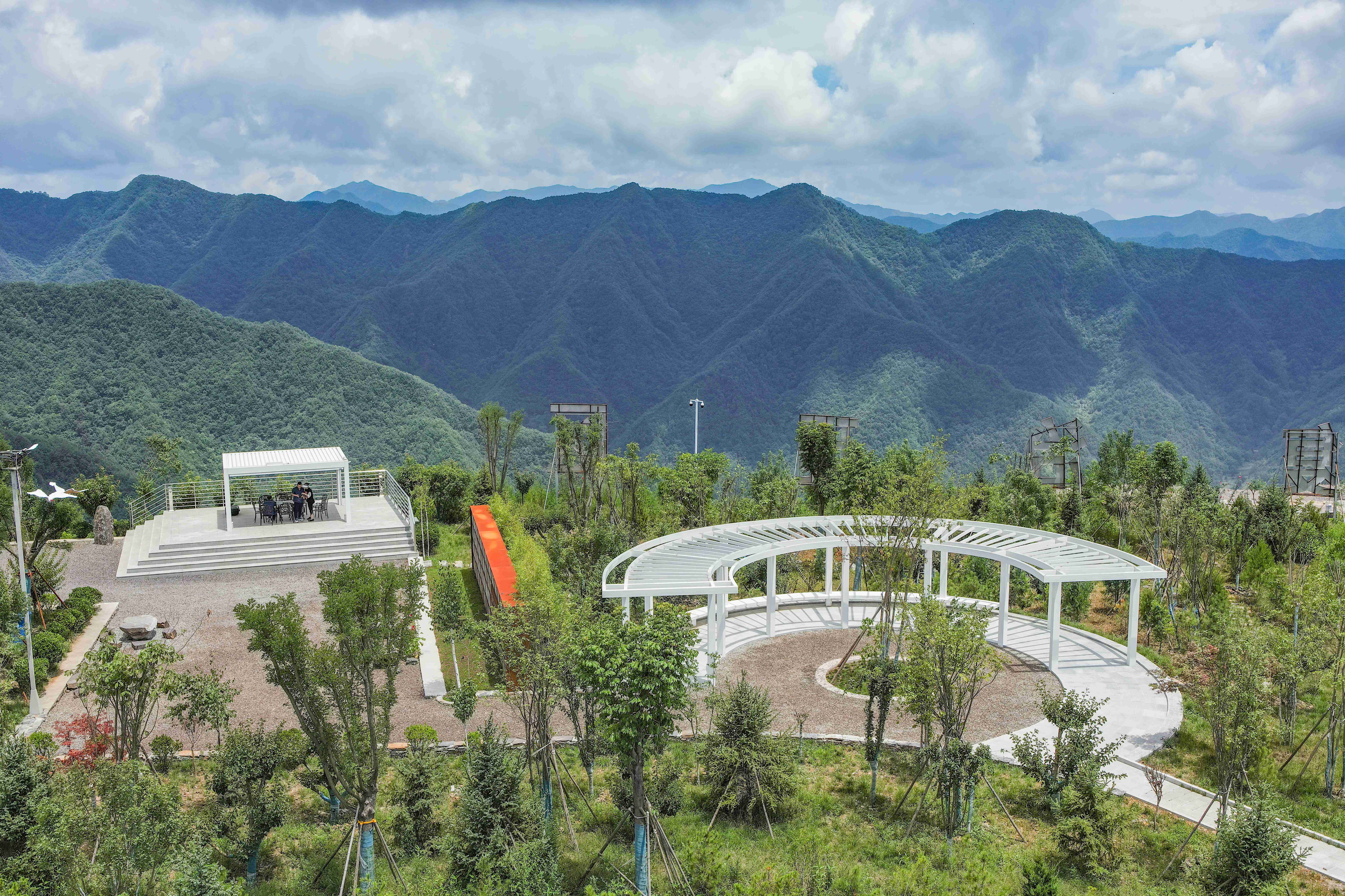 你要寫礦山,就不能只寫礦山 你要寫礦山,就不能只寫礦山