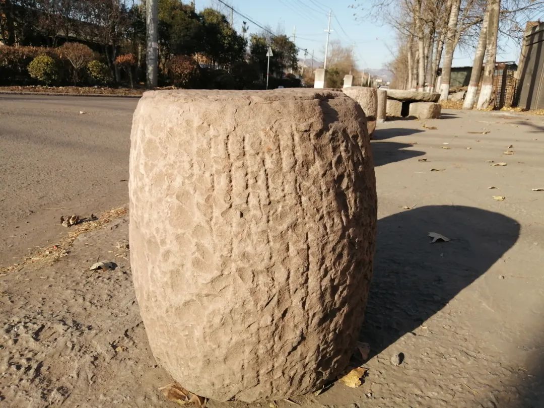 村口的石碾子 村口的石碾子