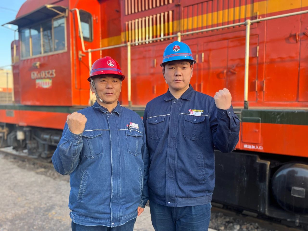 看!兩代人這樣守護(hù)“禹龍藍(lán)” 看!兩代人這樣守護(hù)“禹龍藍(lán)”