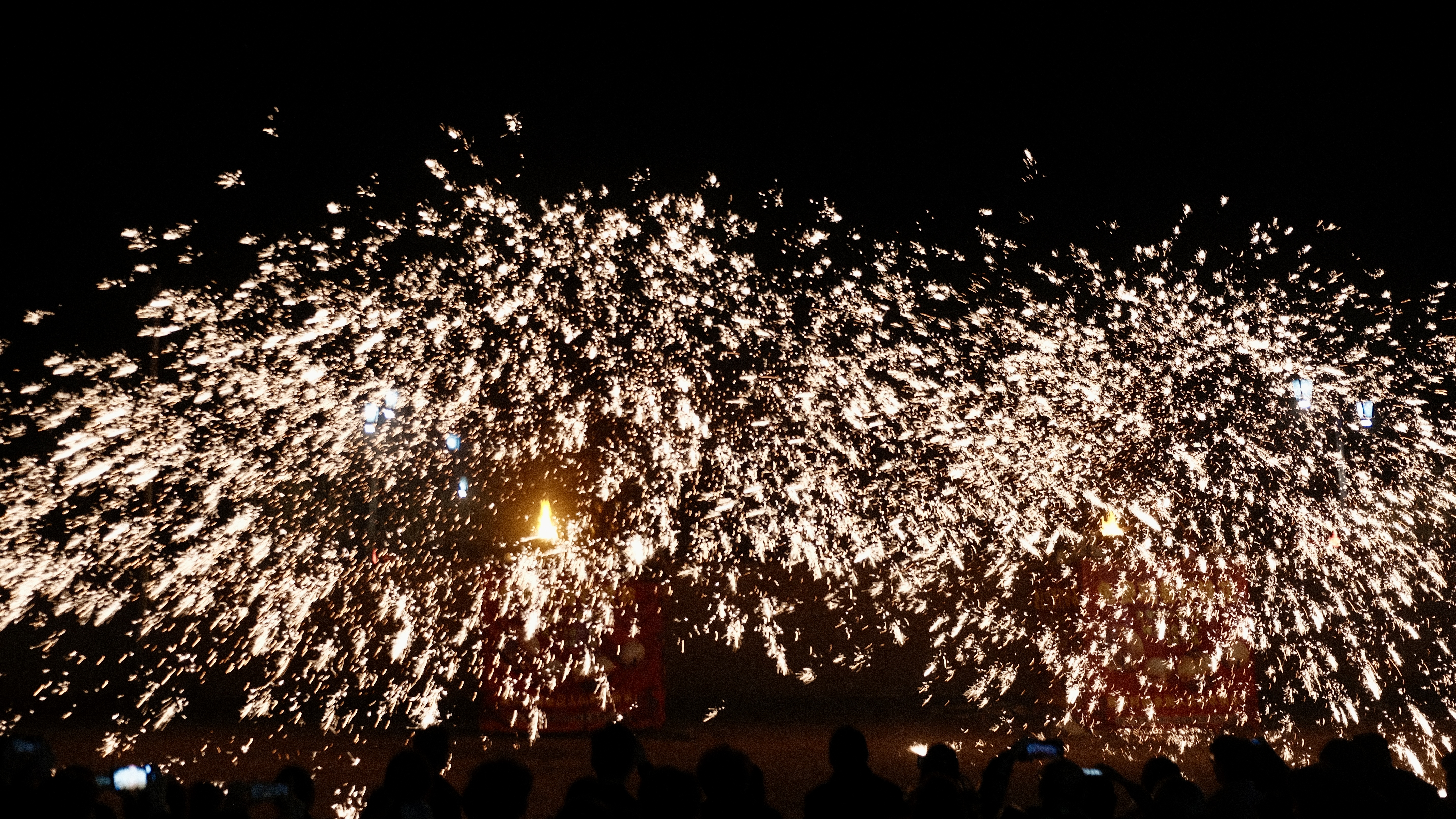 遍地金花落,萬點星辰開 遍地金花落,萬點星辰開