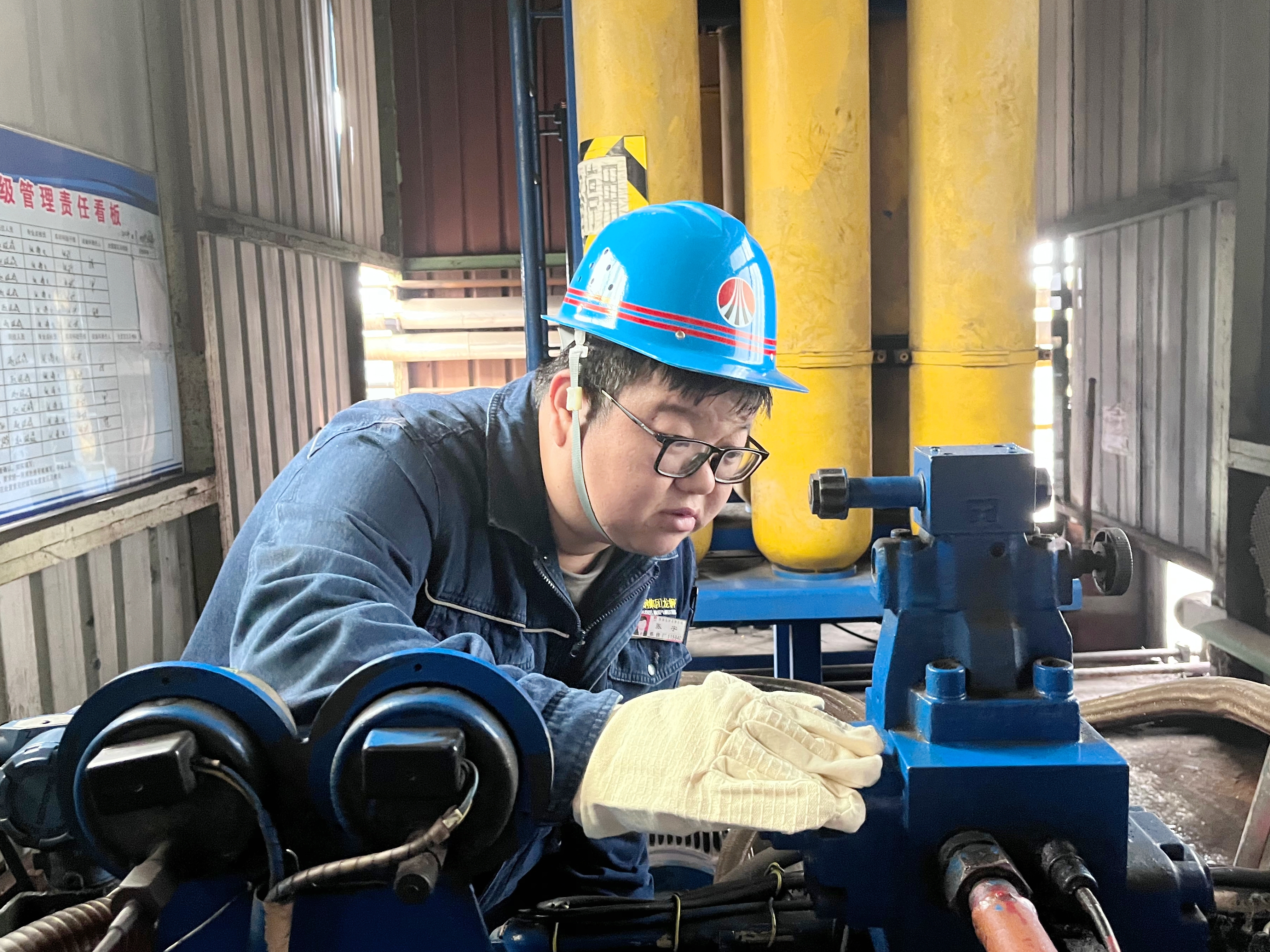 “90后”高爐工長的“逆襲”——記“陜西省技術能手”張宇 “90后”高爐工長的“逆襲”——記“陜西省技術能手”張宇