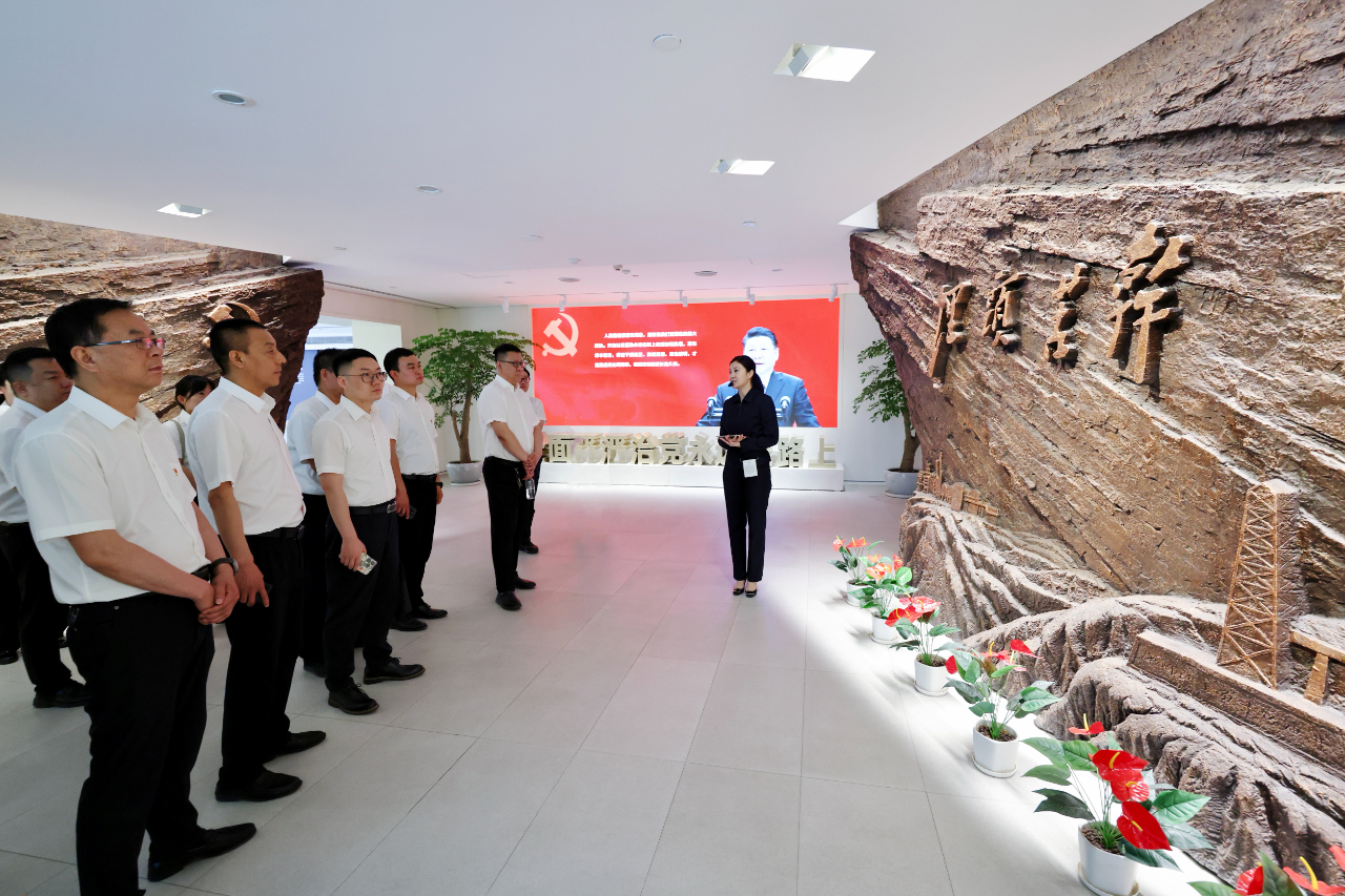 韓城公司黨委組織黨員干部參觀延長石油反腐倡廉教育基地 韓城公司黨委組織黨員干部參觀延長石油反腐倡廉教育基地