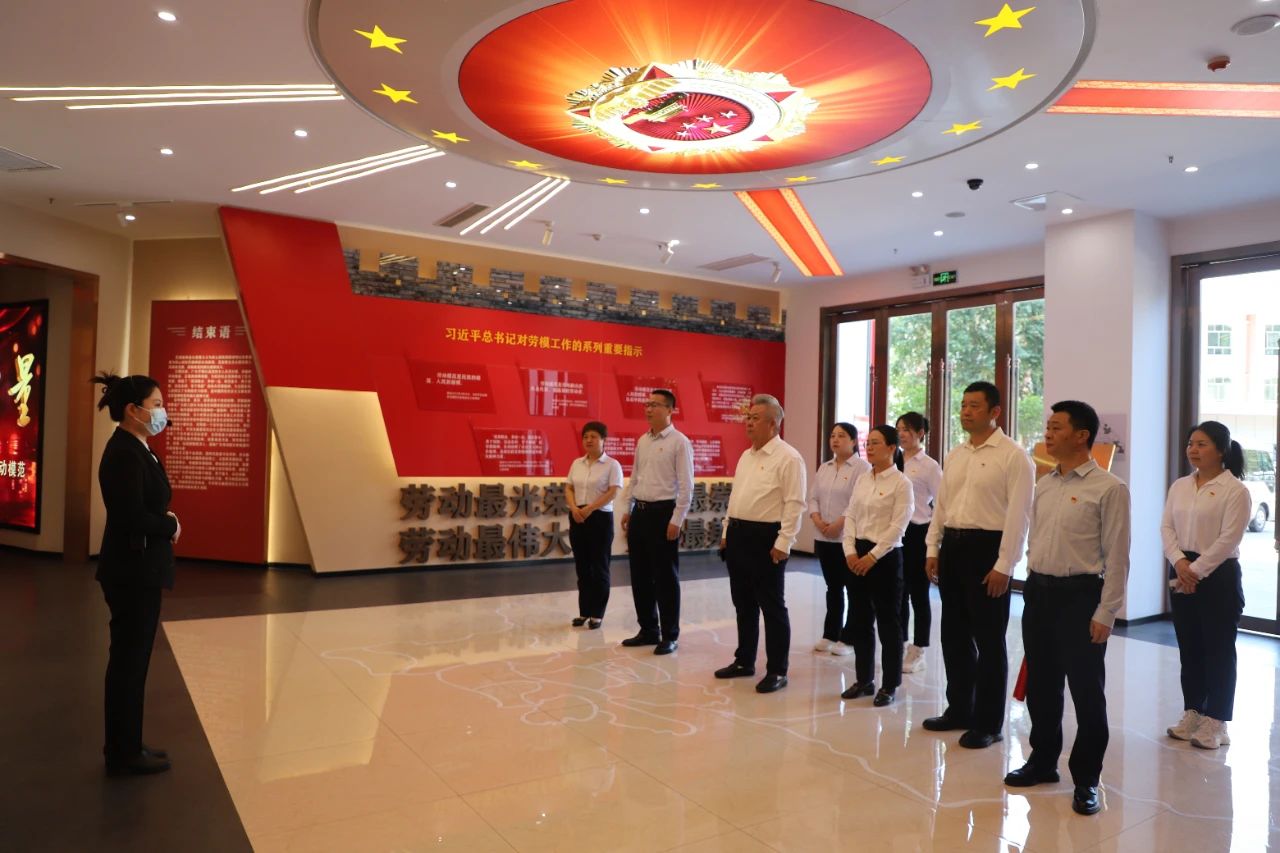 弘揚勞模精神 提升工作作風(fēng) 全力以赴打贏硬仗 弘揚勞模精神 提升工作作風(fēng) 全力以赴打贏硬仗