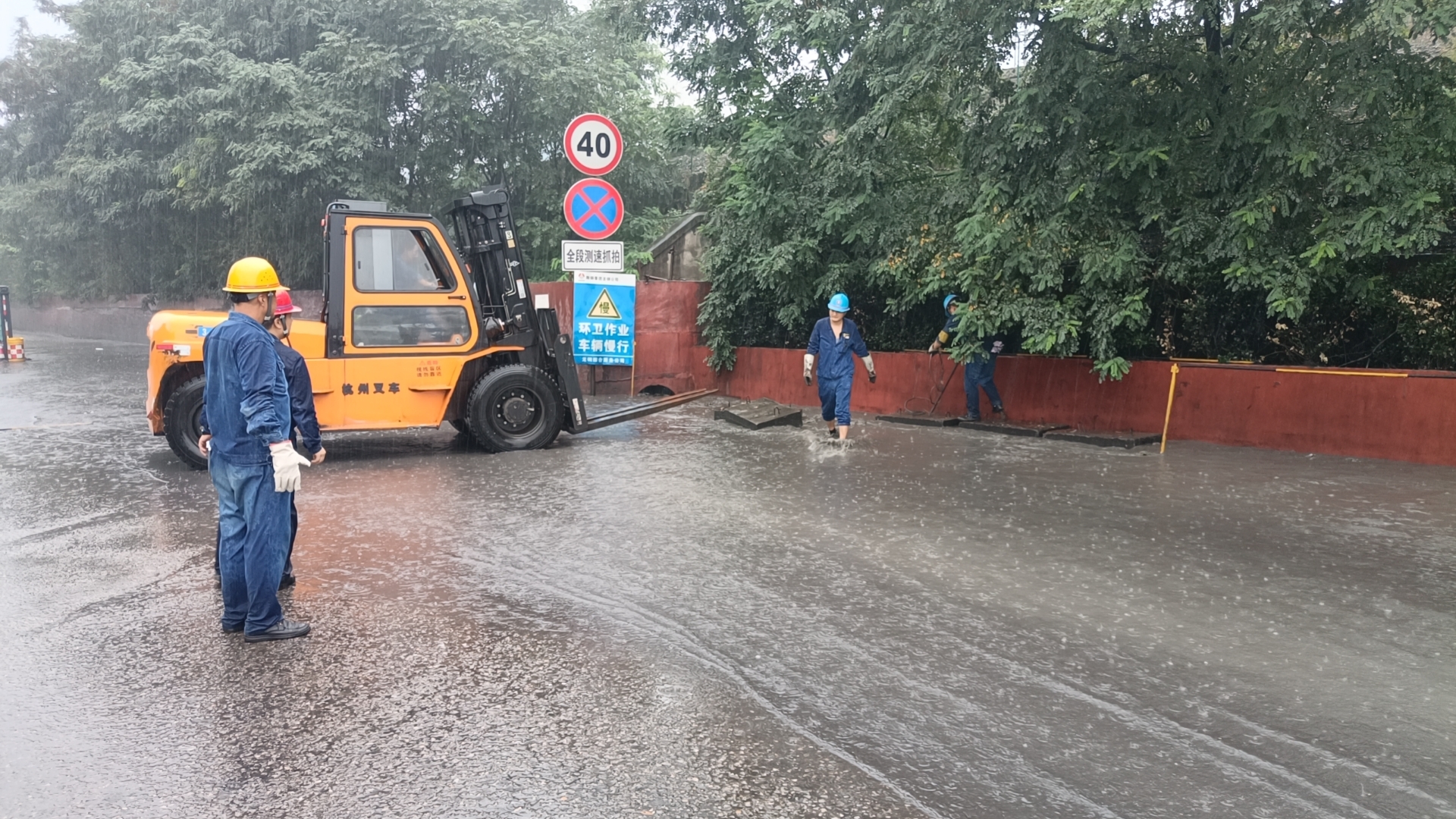 龍鋼公司:聞“汛”而動 以“迅”應(yīng)“汛” 龍鋼公司:聞“汛”而動 以“迅”應(yīng)“汛”