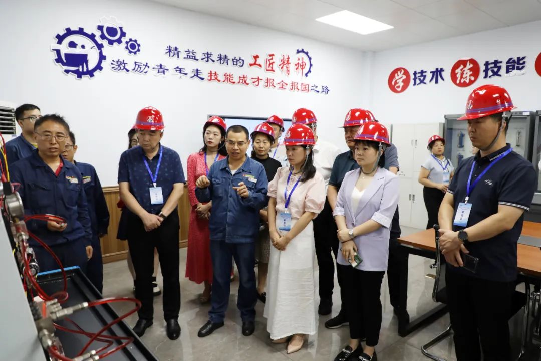 陜西省縣(區(qū))產(chǎn)業(yè)工人隊(duì)伍建設(shè)改革現(xiàn)場觀摩團(tuán)走進(jìn)陜鋼集團(tuán)龍鋼公司 陜西省縣(區(qū))產(chǎn)業(yè)工人隊(duì)伍建設(shè)改革現(xiàn)場觀摩團(tuán)走進(jìn)陜鋼集團(tuán)龍鋼公司