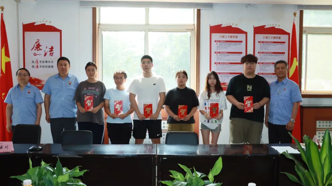 龍鋼集團(tuán)公司開展2024年“關(guān)愛助學(xué)”慰問(wèn)活動(dòng) 龍鋼集團(tuán)公司開展2024年“關(guān)愛助學(xué)”慰問(wèn)活動(dòng)