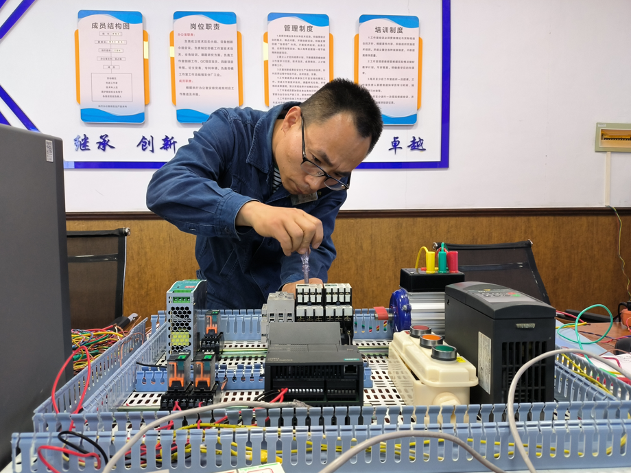 春播桃李千圃 秋來碩果盈枝 春播桃李千圃 秋來碩果盈枝