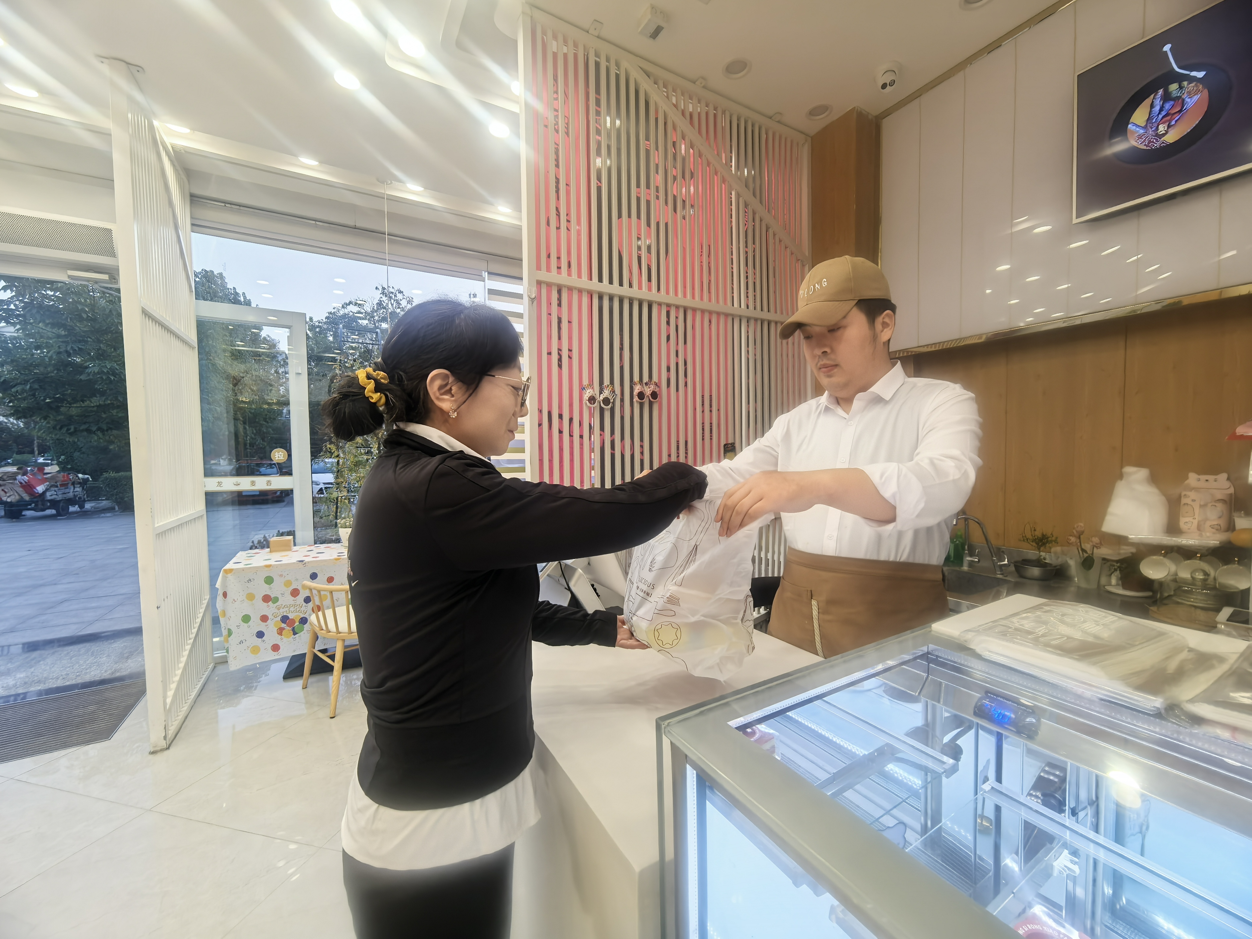 客流大漲 業(yè)績(jī)攀升 ——且看禹龍麥香烘焙坊如何打出經(jīng)營(yíng)“組合拳” 客流大漲 業(yè)績(jī)攀升 ——且看禹龍麥香烘焙坊如何打出經(jīng)營(yíng)“組合拳”