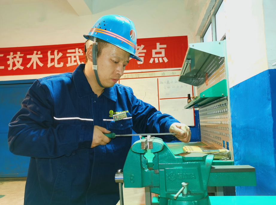 “鉗”心鑄夢 小銼刀磨礪出“大工匠”——記“陜西省技術能手”羅海生 “鉗”心鑄夢 小銼刀磨礪出“大工匠”——記“陜西省技術能手”羅海生