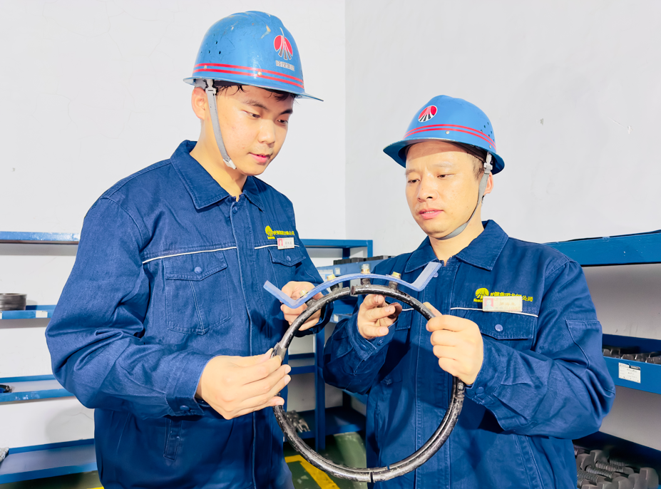 “鉗”心鑄夢 小銼刀磨礪出“大工匠”——記“陜西省技術能手”羅海生 “鉗”心鑄夢 小銼刀磨礪出“大工匠”——記“陜西省技術能手”羅海生