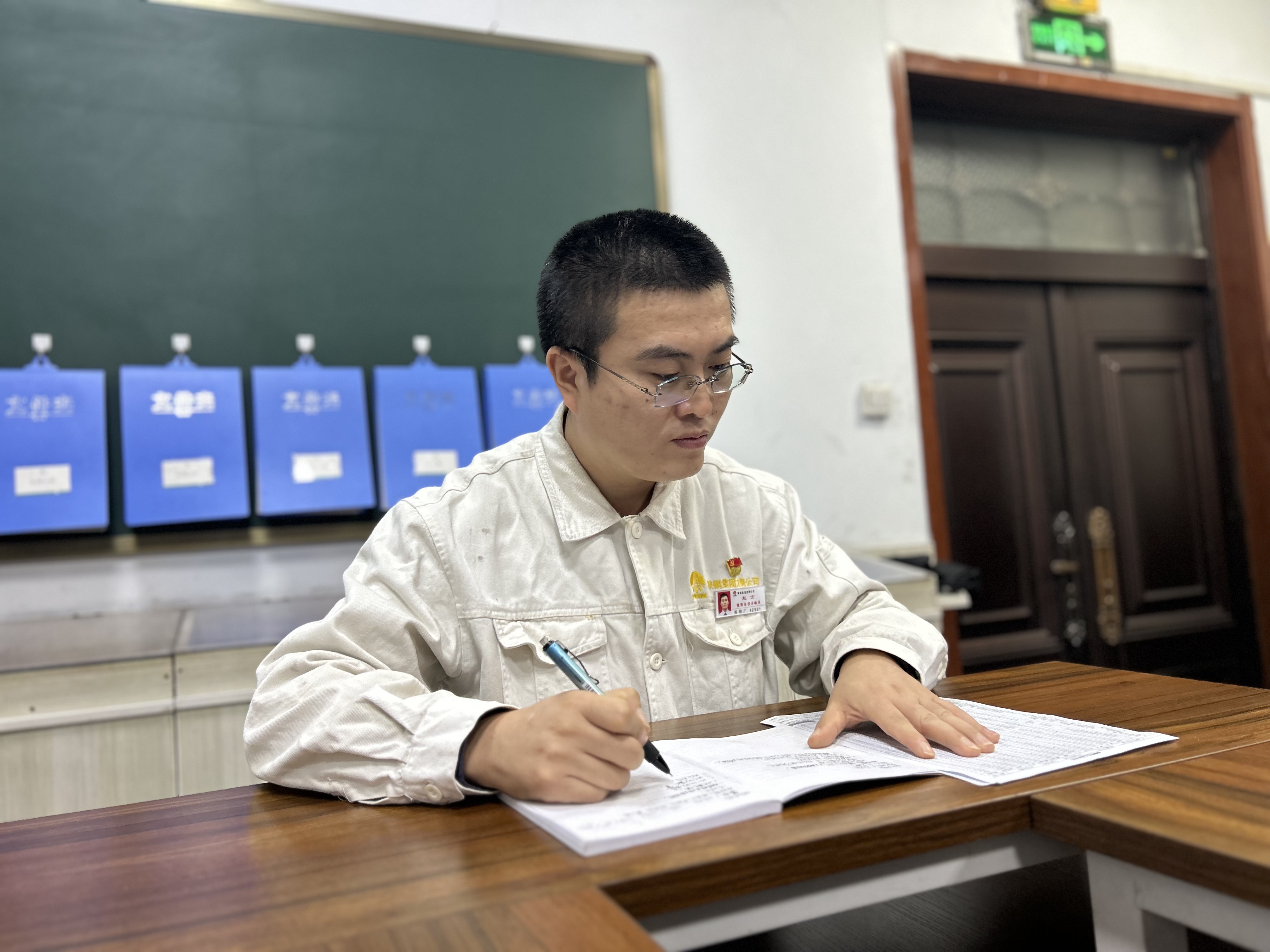 一心守一爐 匠心鍛精鋼 一心守一爐 匠心鍛精鋼