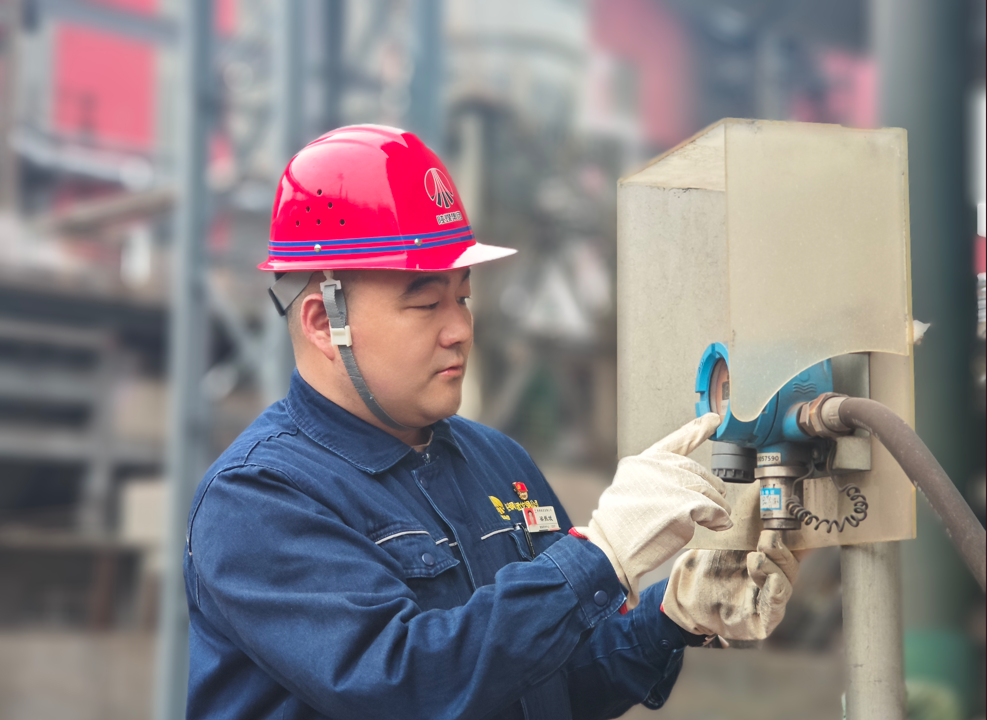 節能增效 沖刺路上黨旗飄 節能增效 沖刺路上黨旗飄