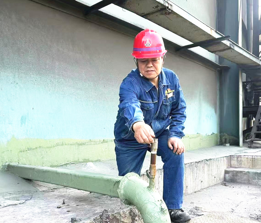 節能增效 沖刺路上黨旗飄 節能增效 沖刺路上黨旗飄