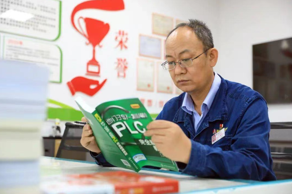 創新塑匠心 聽國務院政府特殊津貼專家馮建斌的故事 創新塑匠心 聽國務院政府特殊津貼專家馮建斌的故事