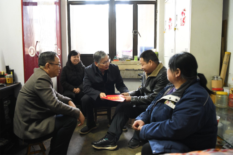 陜西省總工會黨組成員、副主席王占軍一行到陜鋼集團龍鋼公司慰問調研 陜西省總工會黨組成員、副主席王占軍一行到陜鋼集團龍鋼公司慰問調研