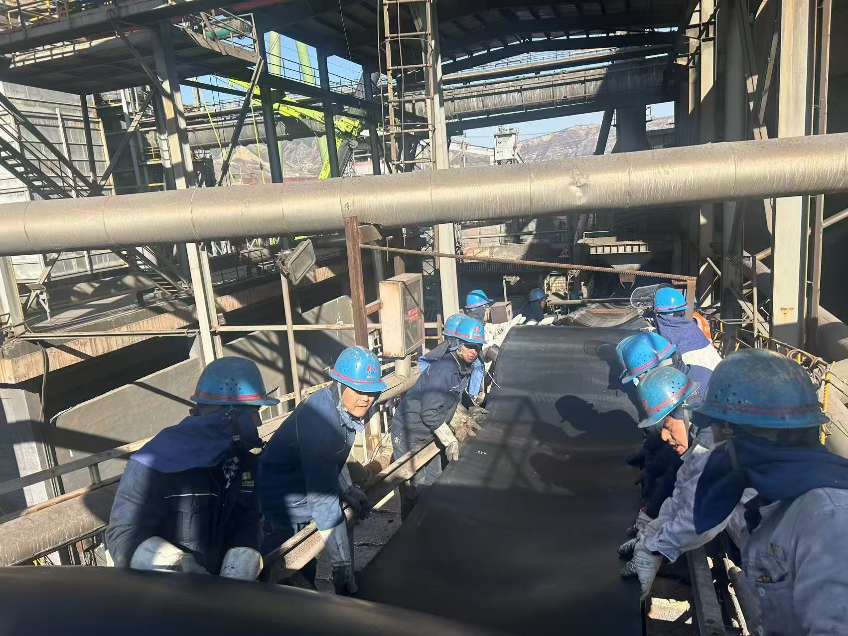 迎“寒”而上 檢修不“休” 迎“寒”而上 檢修不“休”