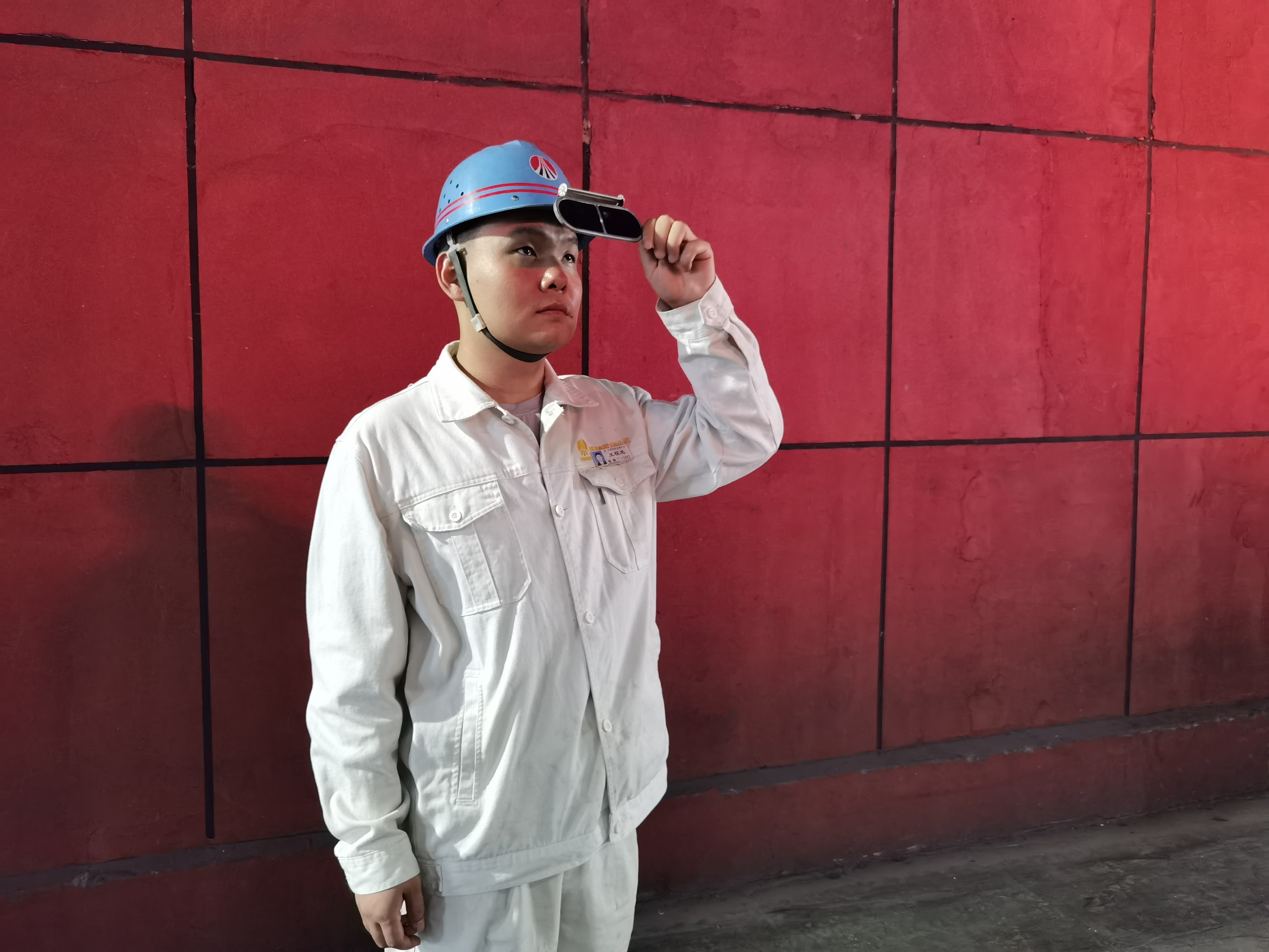 寒風冷月下的一把“火” 寒風冷月下的一把“火”