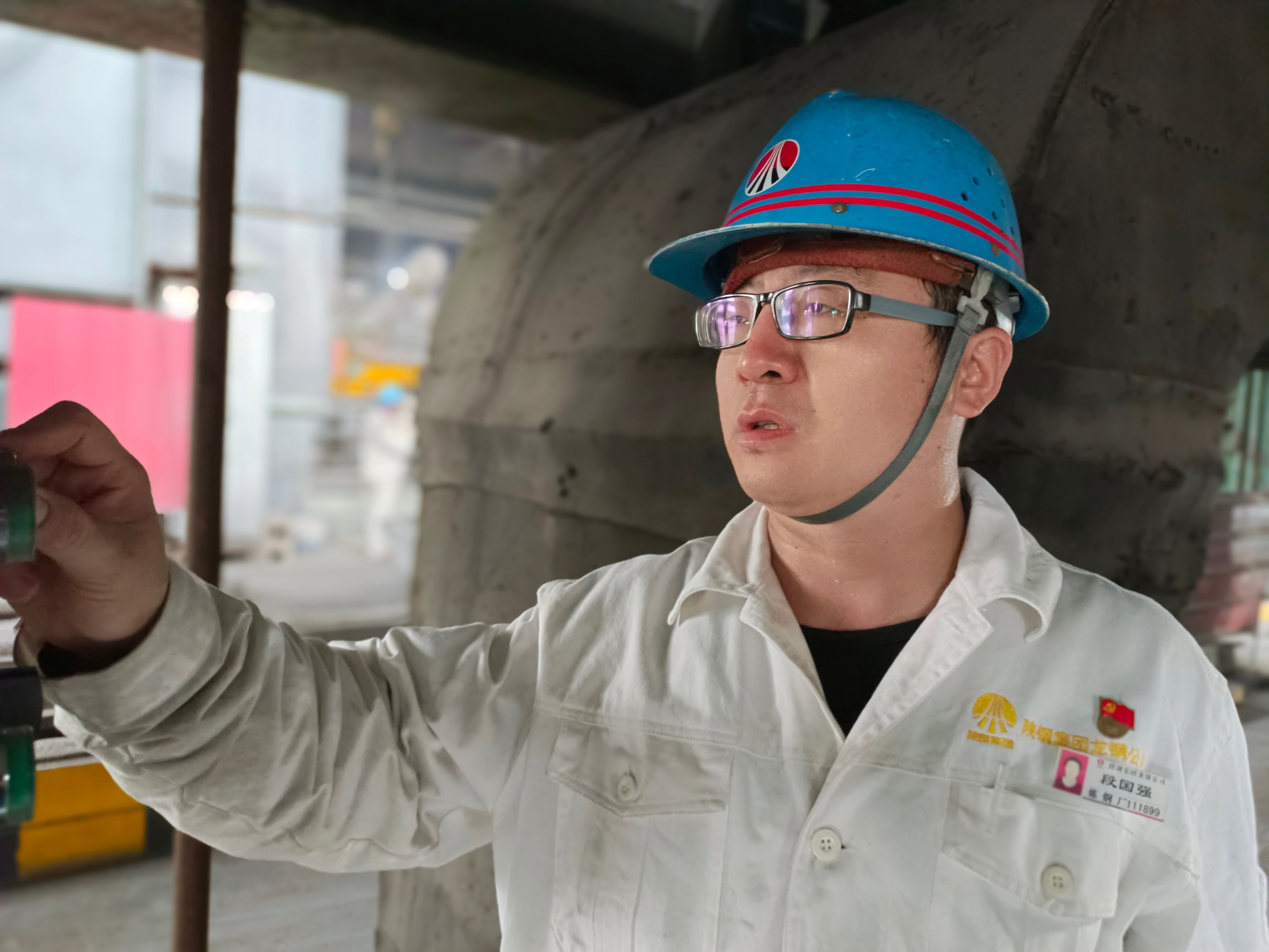 寒風冷月下的一把“火” 寒風冷月下的一把“火”