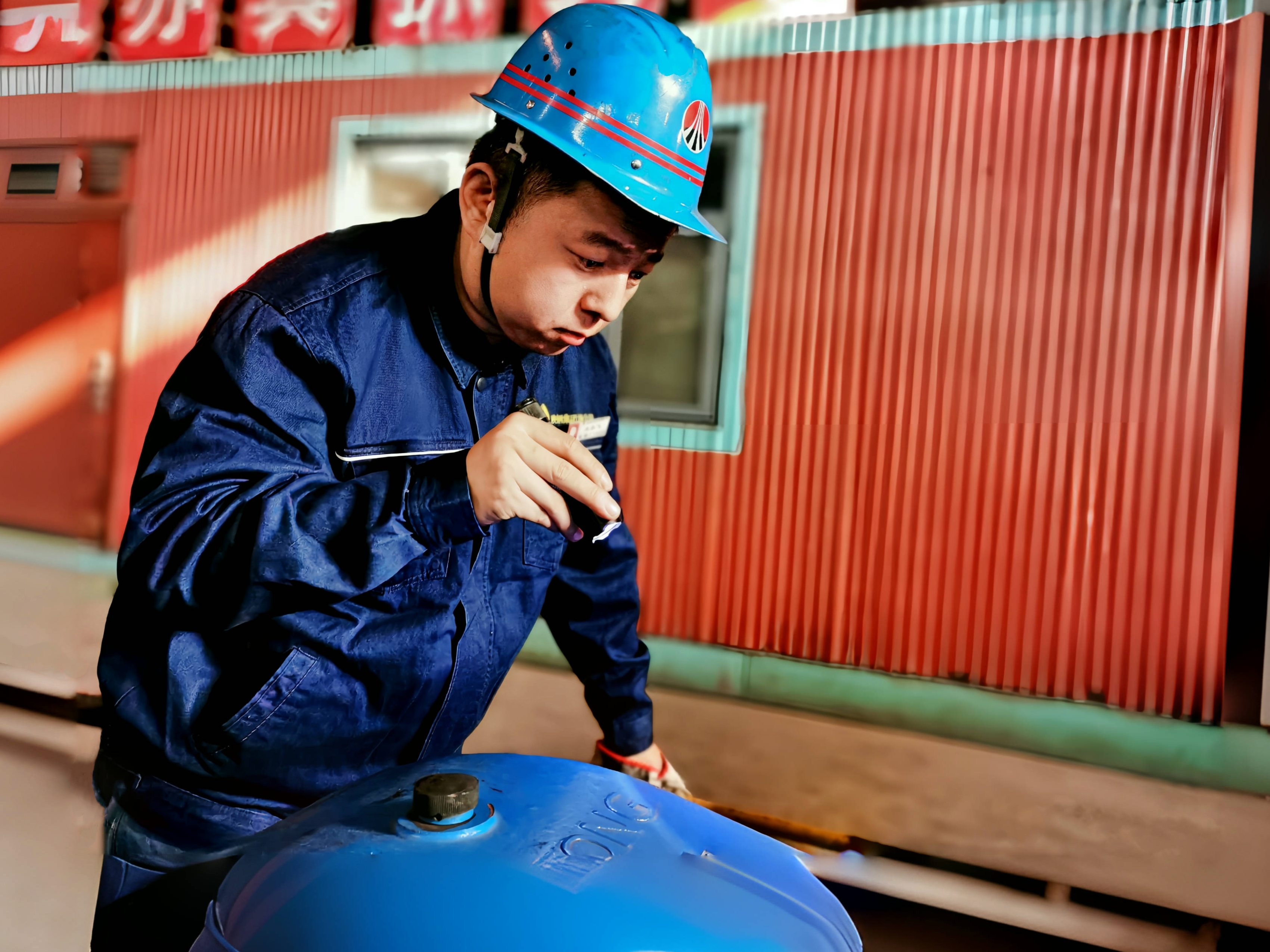 寒風冷月下的一把“火” 寒風冷月下的一把“火”