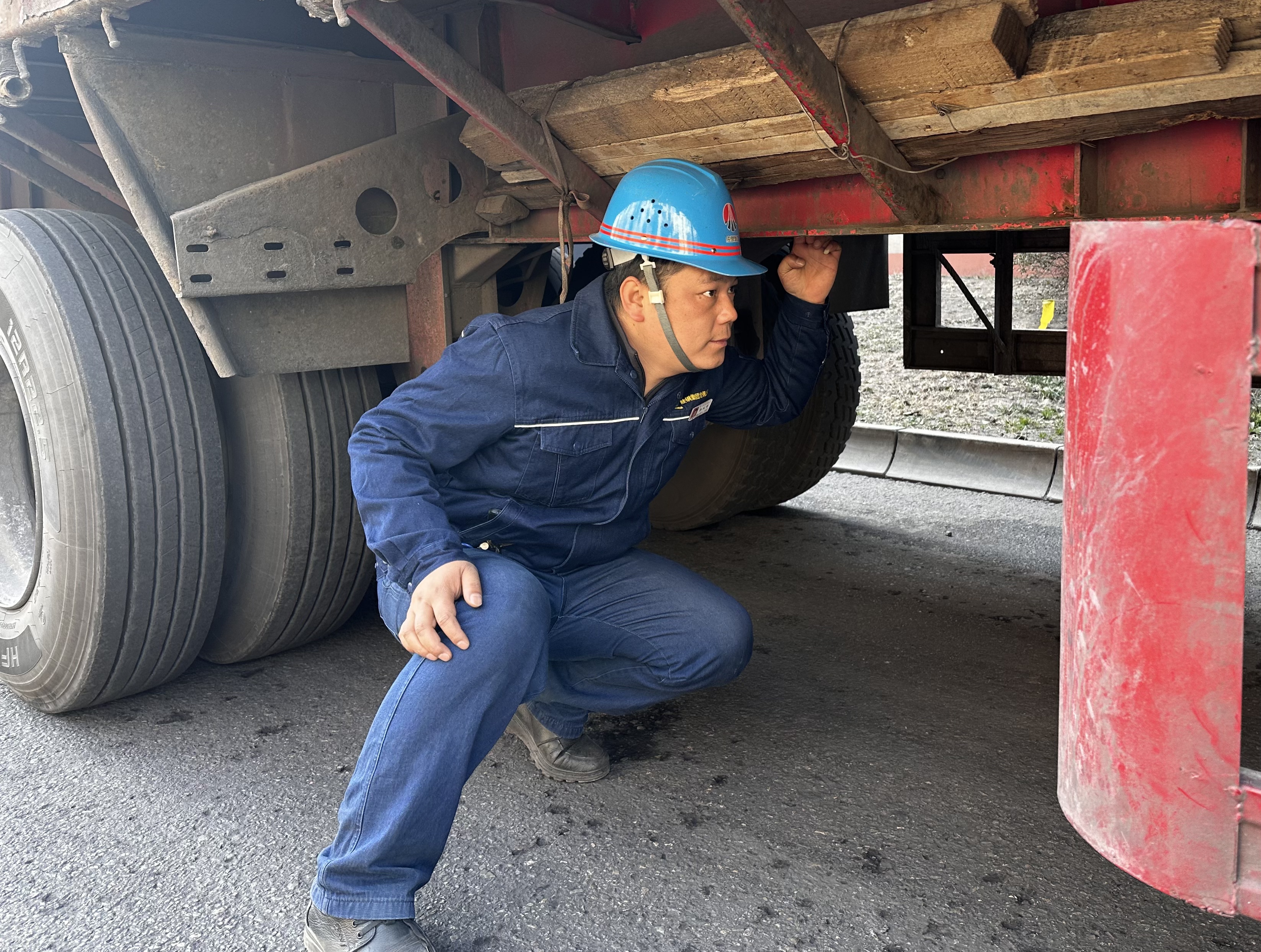 “火眼金睛”孫遠源:廢鋼堆里的鋼鐵衛士——記陜鋼集團第二屆“鋼城衛士”孫遠源 “火眼金睛”孫遠源:廢鋼堆里的鋼鐵衛士——記陜鋼集團第二屆“鋼城衛士”孫遠源