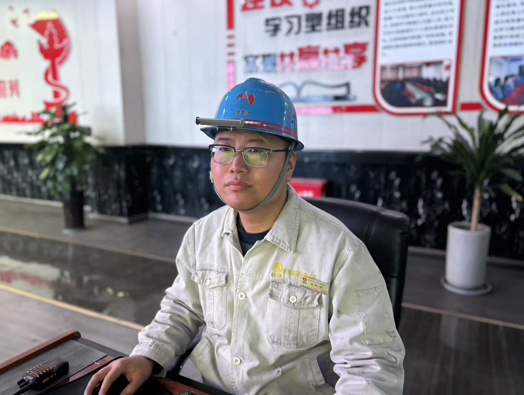 鋼鐵熔爐里的“奮斗樂(lè)章” 鋼鐵熔爐里的“奮斗樂(lè)章”