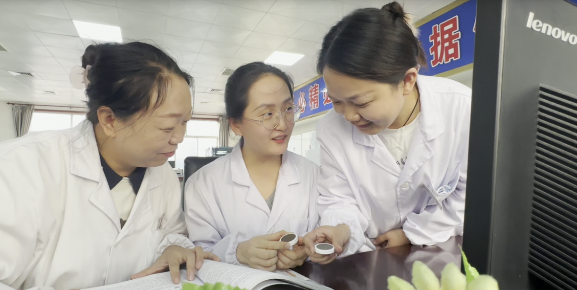 質(zhì)檢先鋒“娘子軍” 把關(guān)質(zhì)量建新功——記陜煤集團(tuán)“巾幗建功示范崗”熒光分析班 質(zhì)檢先鋒“娘子軍” 把關(guān)質(zhì)量建新功——記陜煤集團(tuán)“巾幗建功示范崗”熒光分析班