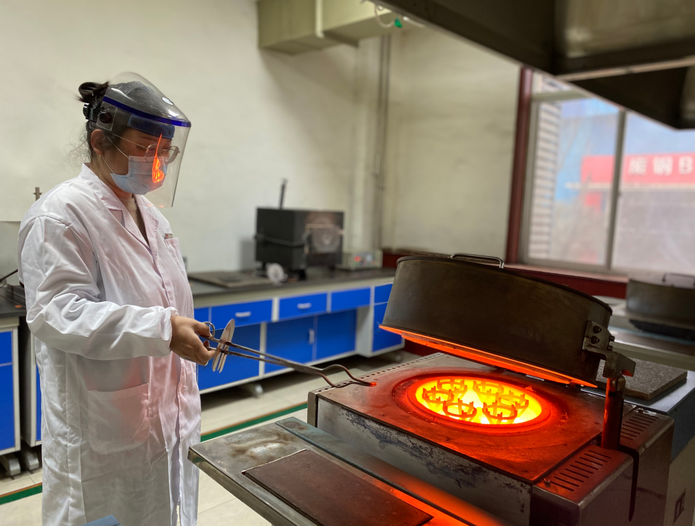 質(zhì)檢先鋒“娘子軍” 把關(guān)質(zhì)量建新功——記陜煤集團(tuán)“巾幗建功示范崗”熒光分析班 質(zhì)檢先鋒“娘子軍” 把關(guān)質(zhì)量建新功——記陜煤集團(tuán)“巾幗建功示范崗”熒光分析班